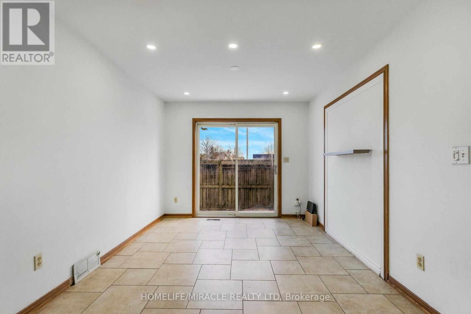 4 Eastwood Drive, Welland, Ontario L3C 6W3 - Photo 11 - X12608070