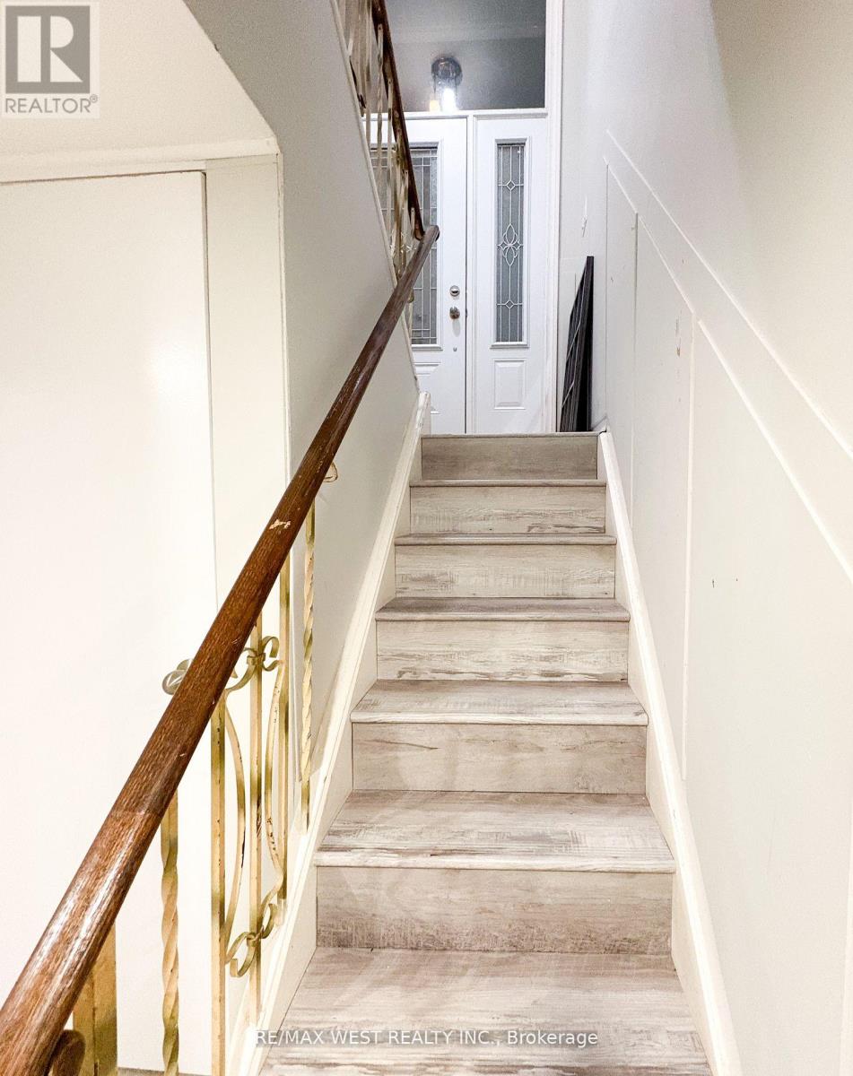 Bsmt - 5 Arlstan Drive, Toronto (Bathurst Manor), Ontario  M3H 4V7 - Photo 2 - C12586040