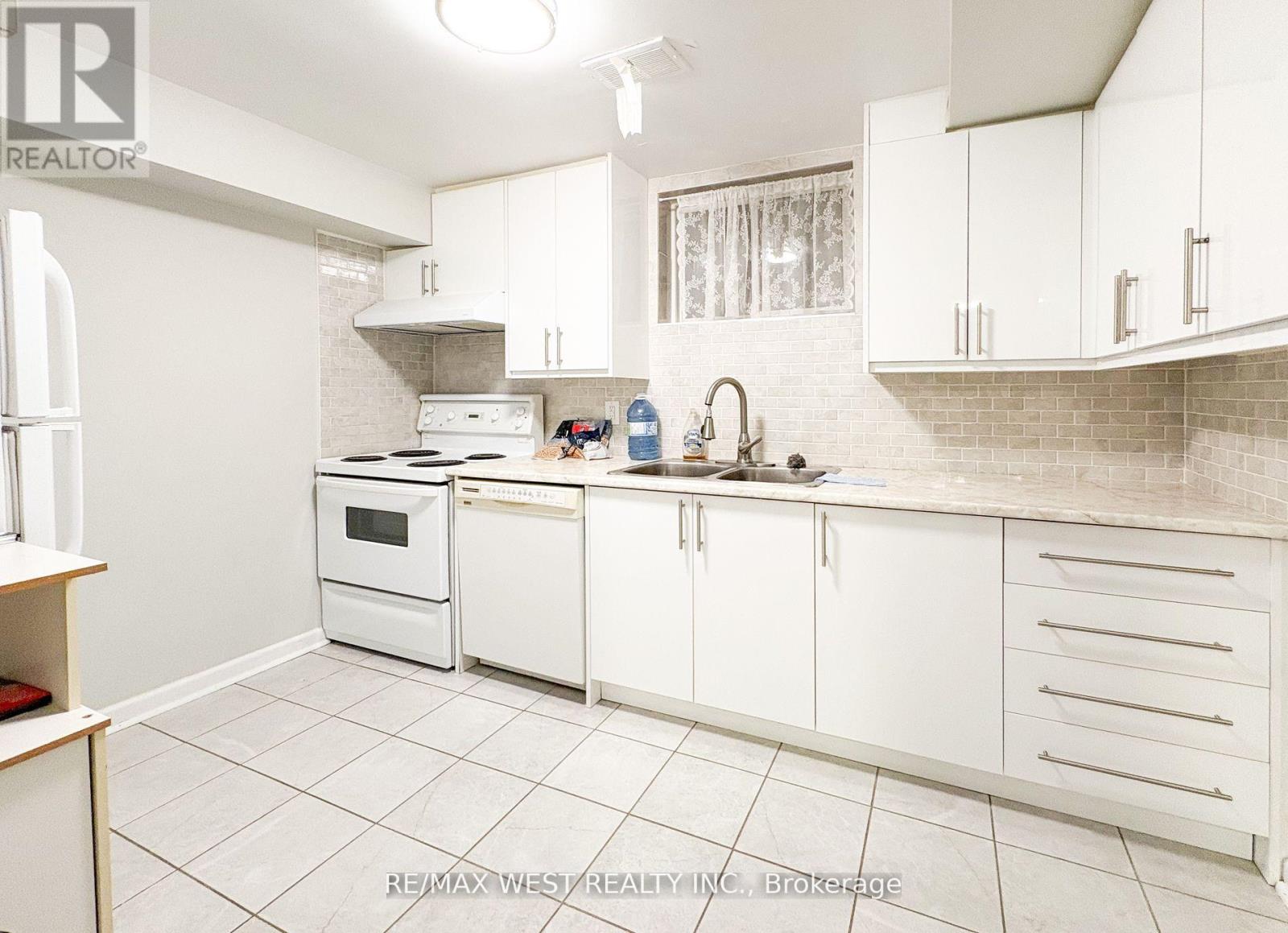 Bsmt - 5 Arlstan Drive, Toronto (Bathurst Manor), Ontario  M3H 4V7 - Photo 6 - C12586040