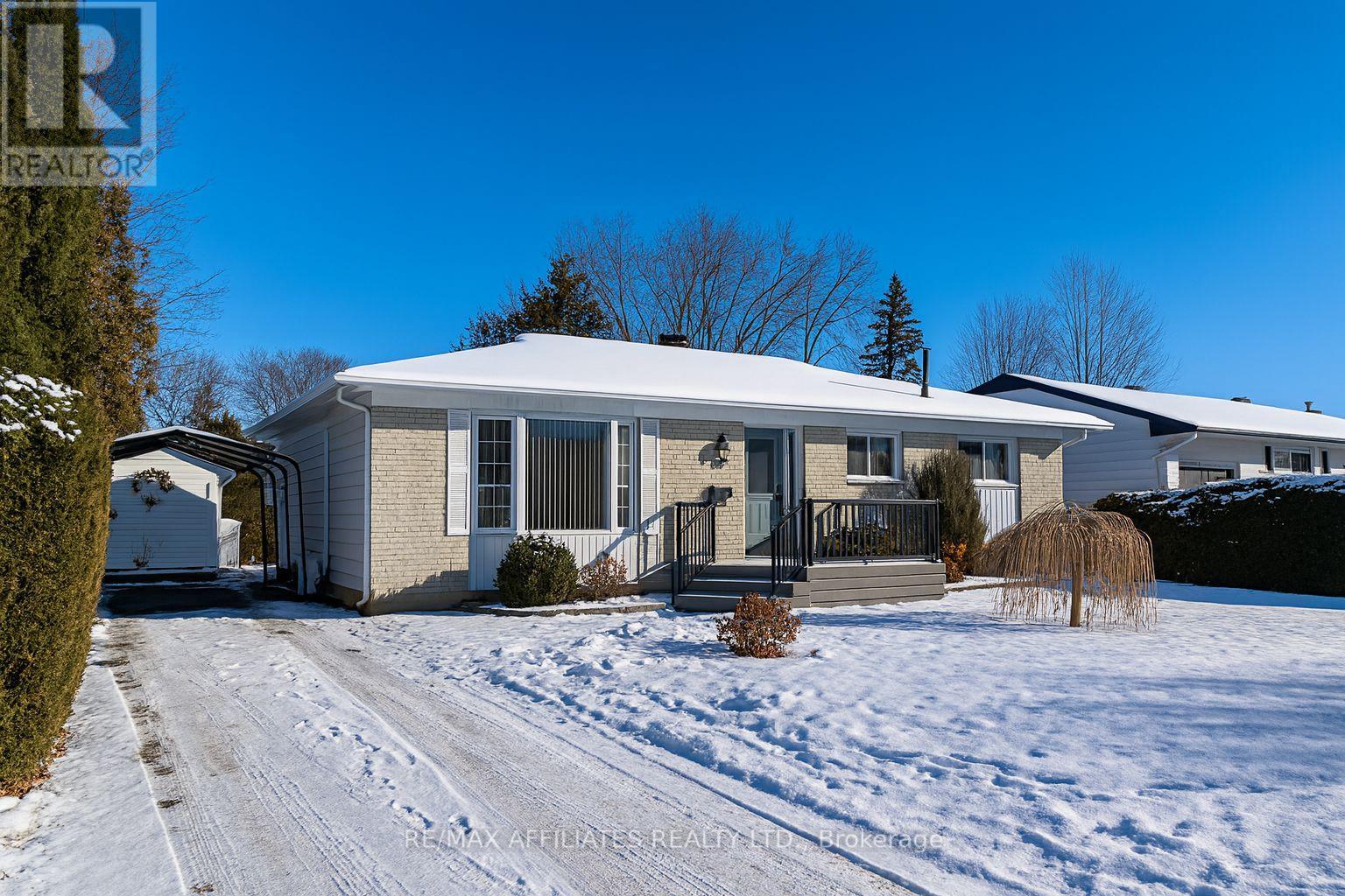 17 Canfield Road, Ottawa, Ontario  K2H 5S7 - Photo 1 - X12436501