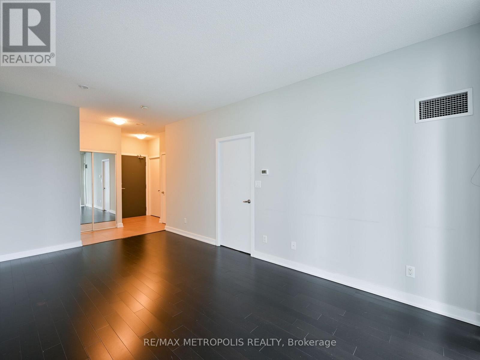 1004 - 4070 Confederation Parkway, Mississauga, Ontario  L5B 0E9 - Photo 10 - W12608166