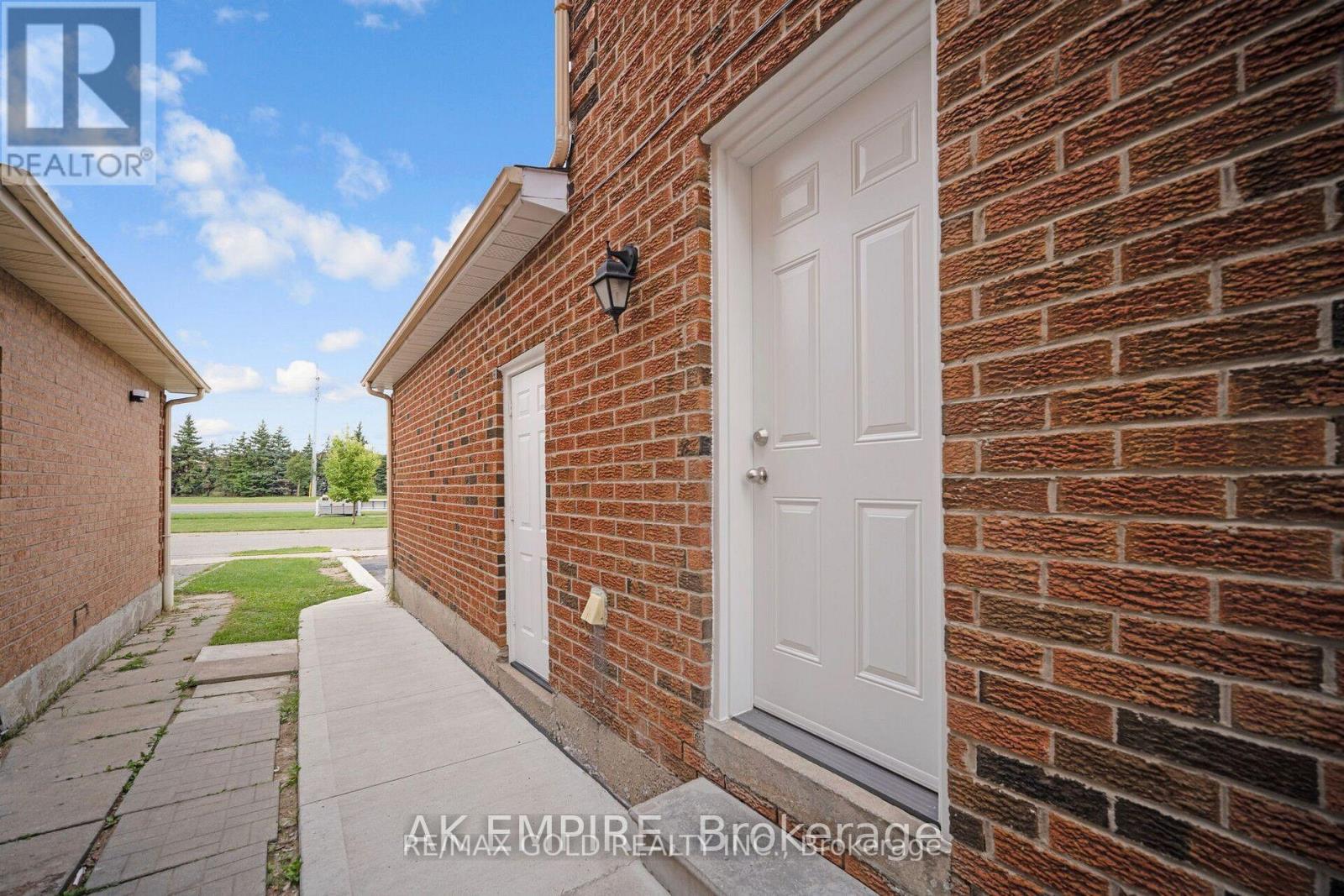 92 Whitehaven Drive, Brampton, Ontario  L6Z 2R8 - Photo 2 - W12607846