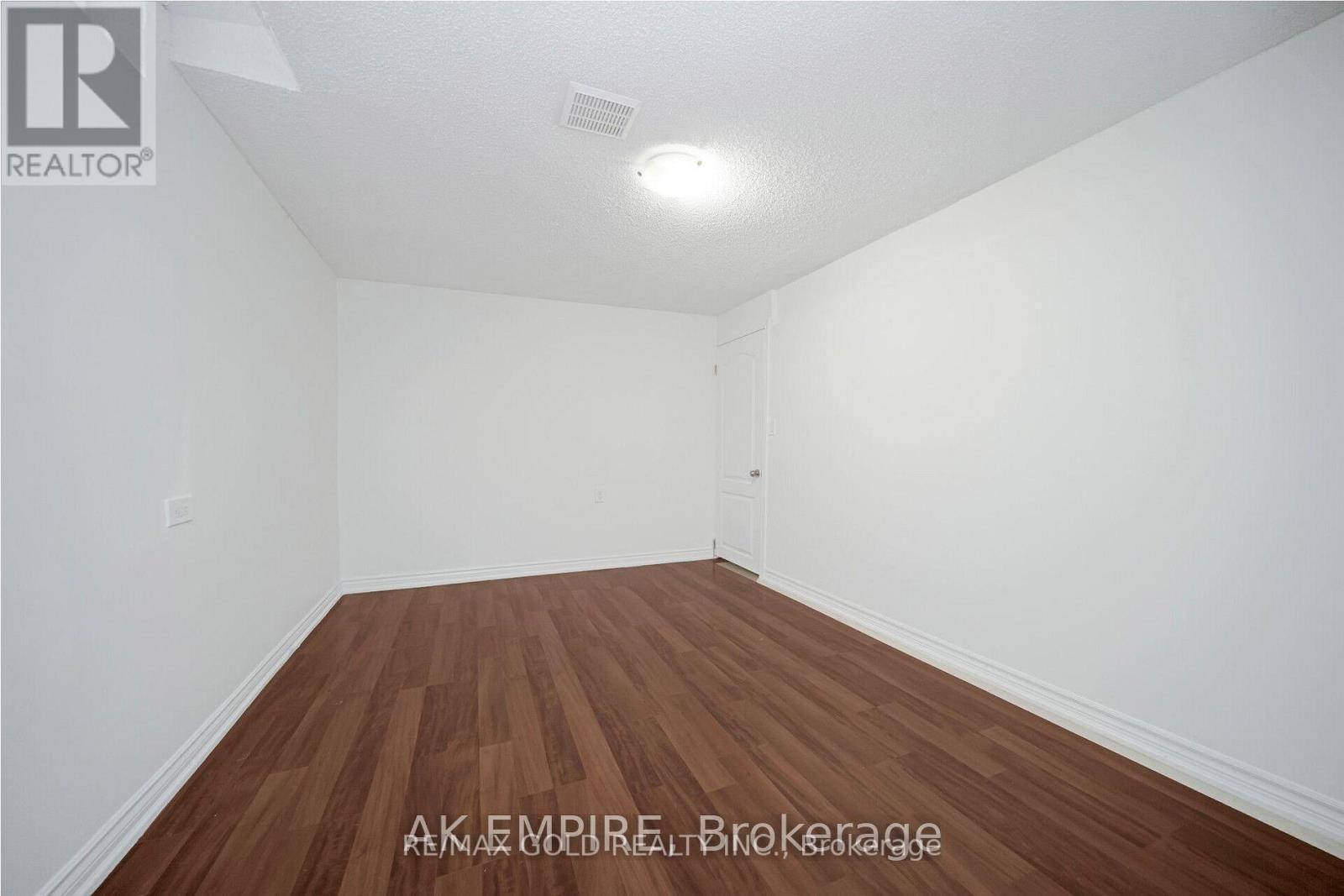 92 Whitehaven Drive, Brampton, Ontario  L6Z 2R8 - Photo 7 - W12607846