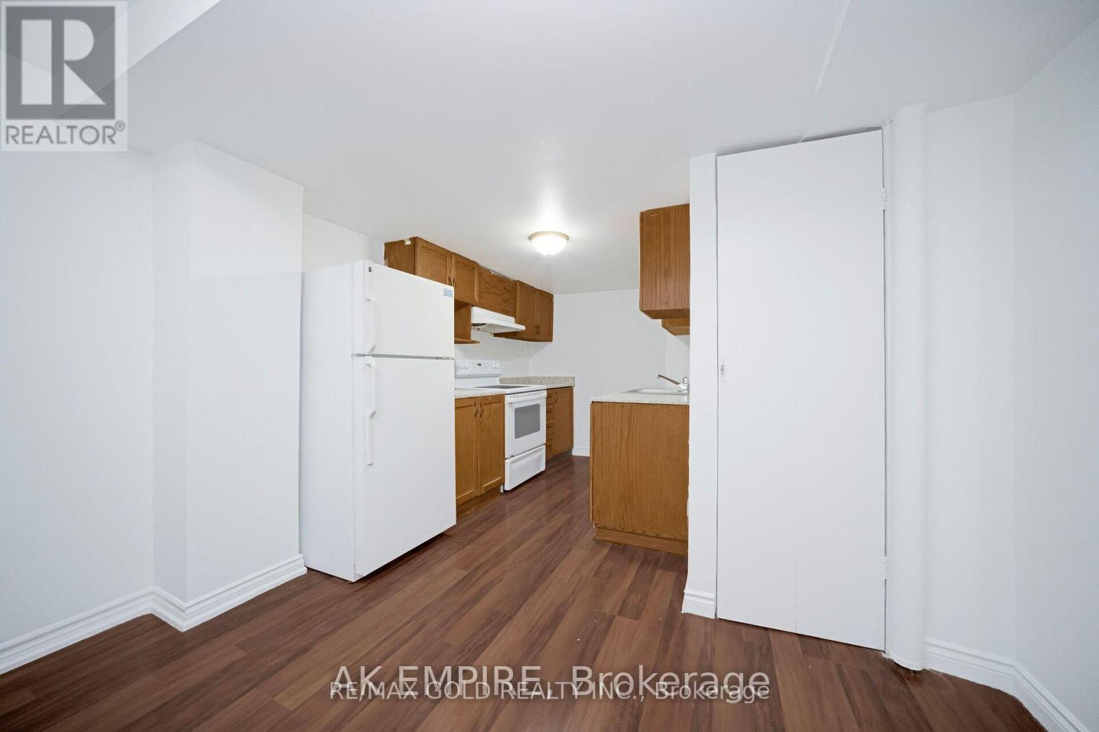 92 Whitehaven Drive, Brampton, Ontario  L6Z 2R8 - Photo 10 - W12607846