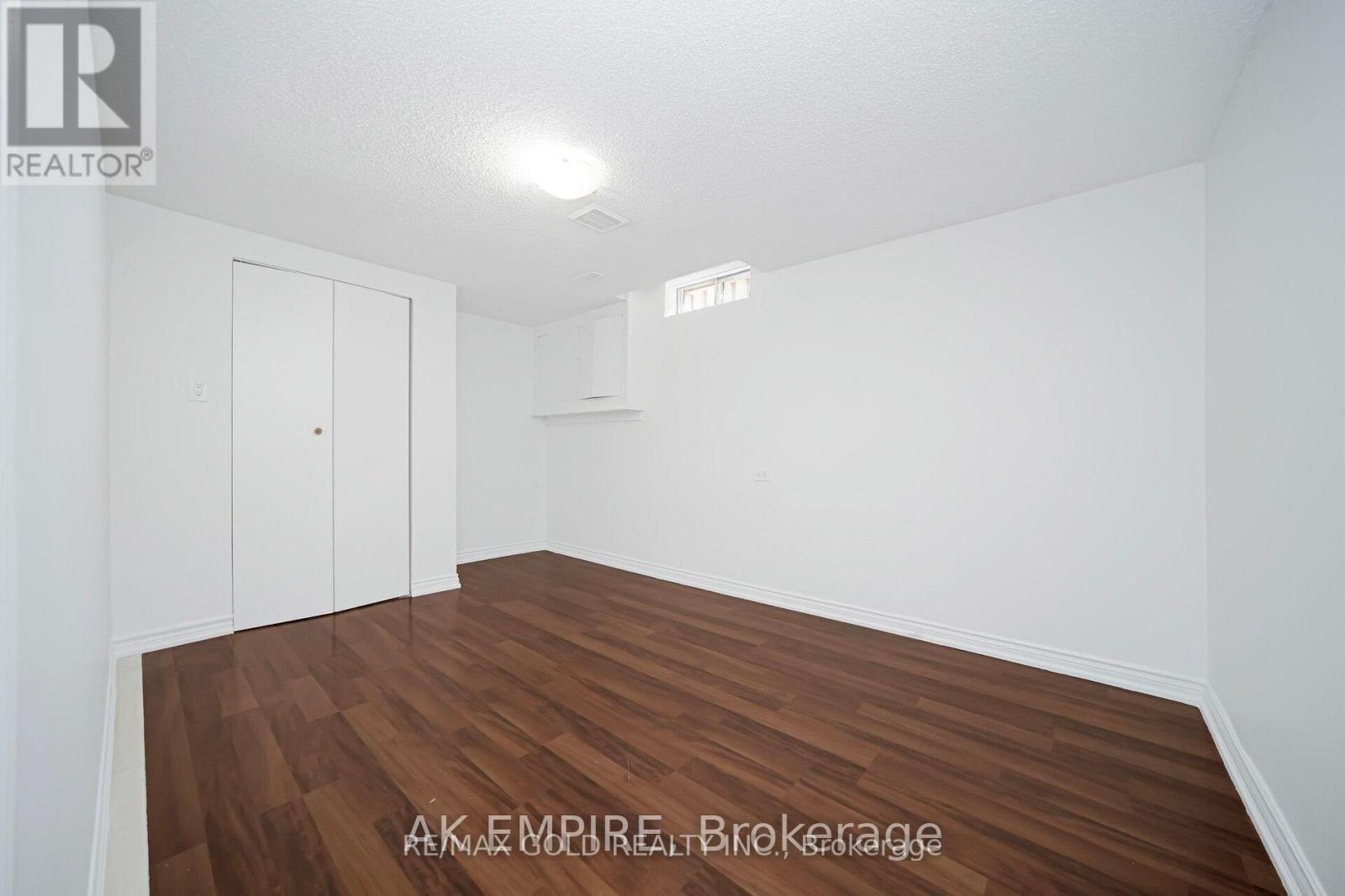 92 Whitehaven Drive, Brampton, Ontario  L6Z 2R8 - Photo 8 - W12607846