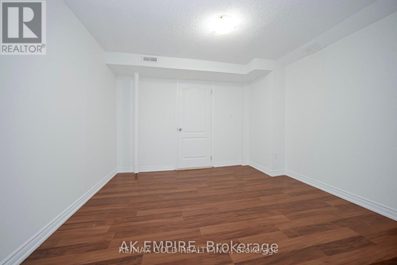 92 Whitehaven Drive, Brampton, Ontario  L6Z 2R8 - Photo 4 - W12607846