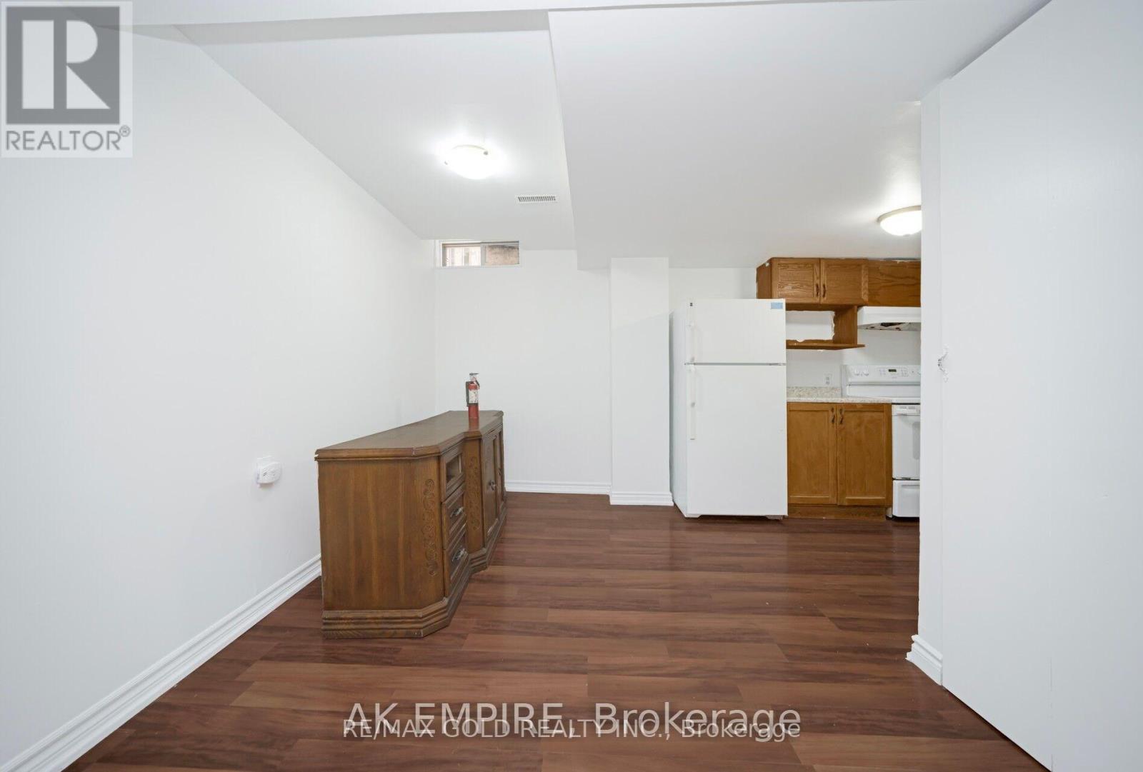 92 Whitehaven Drive, Brampton, Ontario  L6Z 2R8 - Photo 11 - W12607846