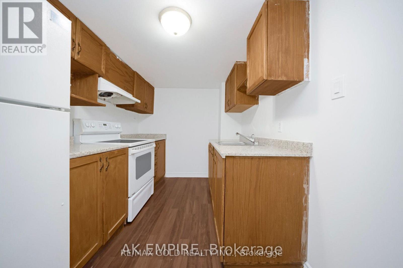 92 Whitehaven Drive, Brampton, Ontario  L6Z 2R8 - Photo 9 - W12607846