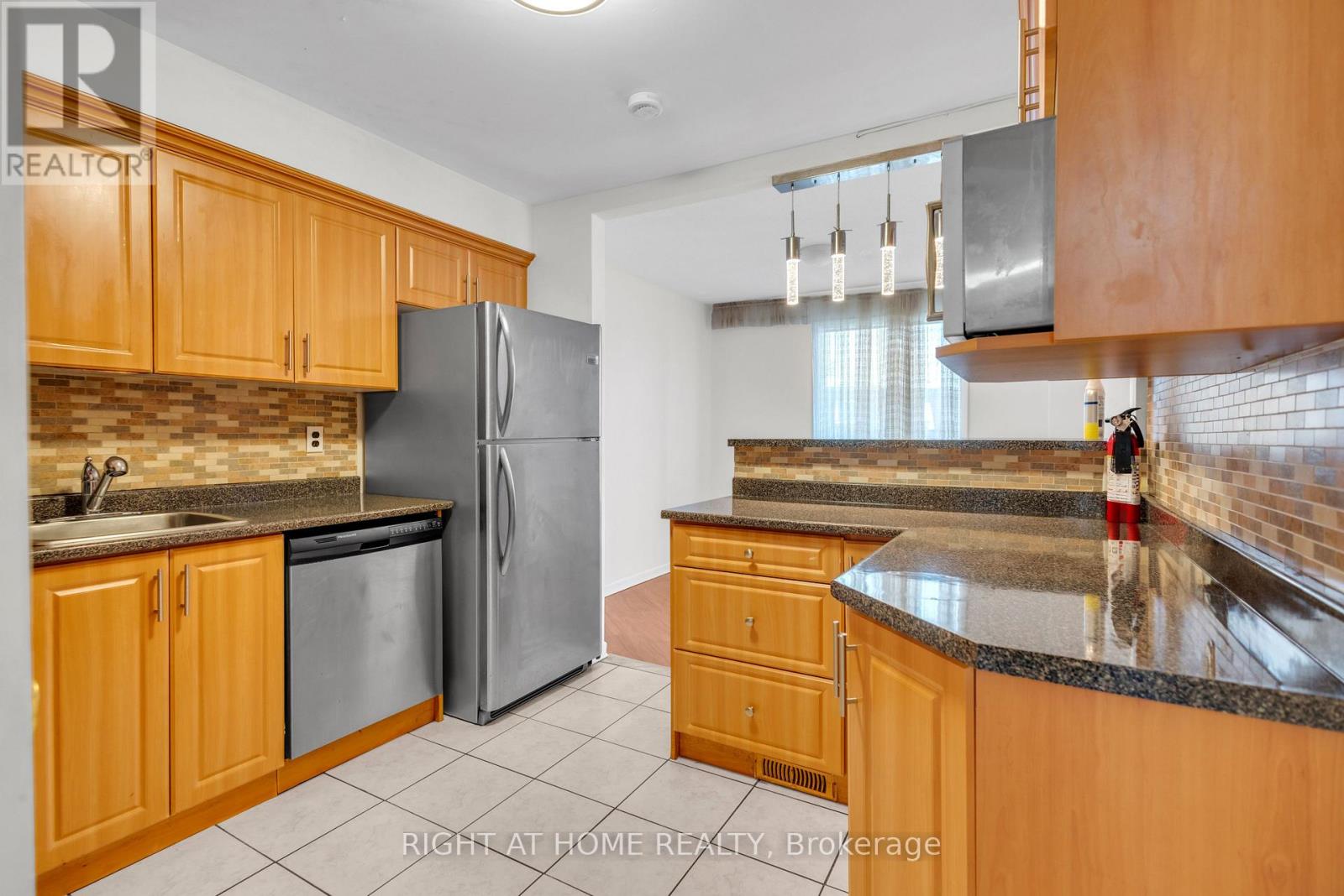 #15 - 41 Mississauga Valley Boulevard, Mississauga, Ontario L5A 3N5 - Photo 15 - W12608202