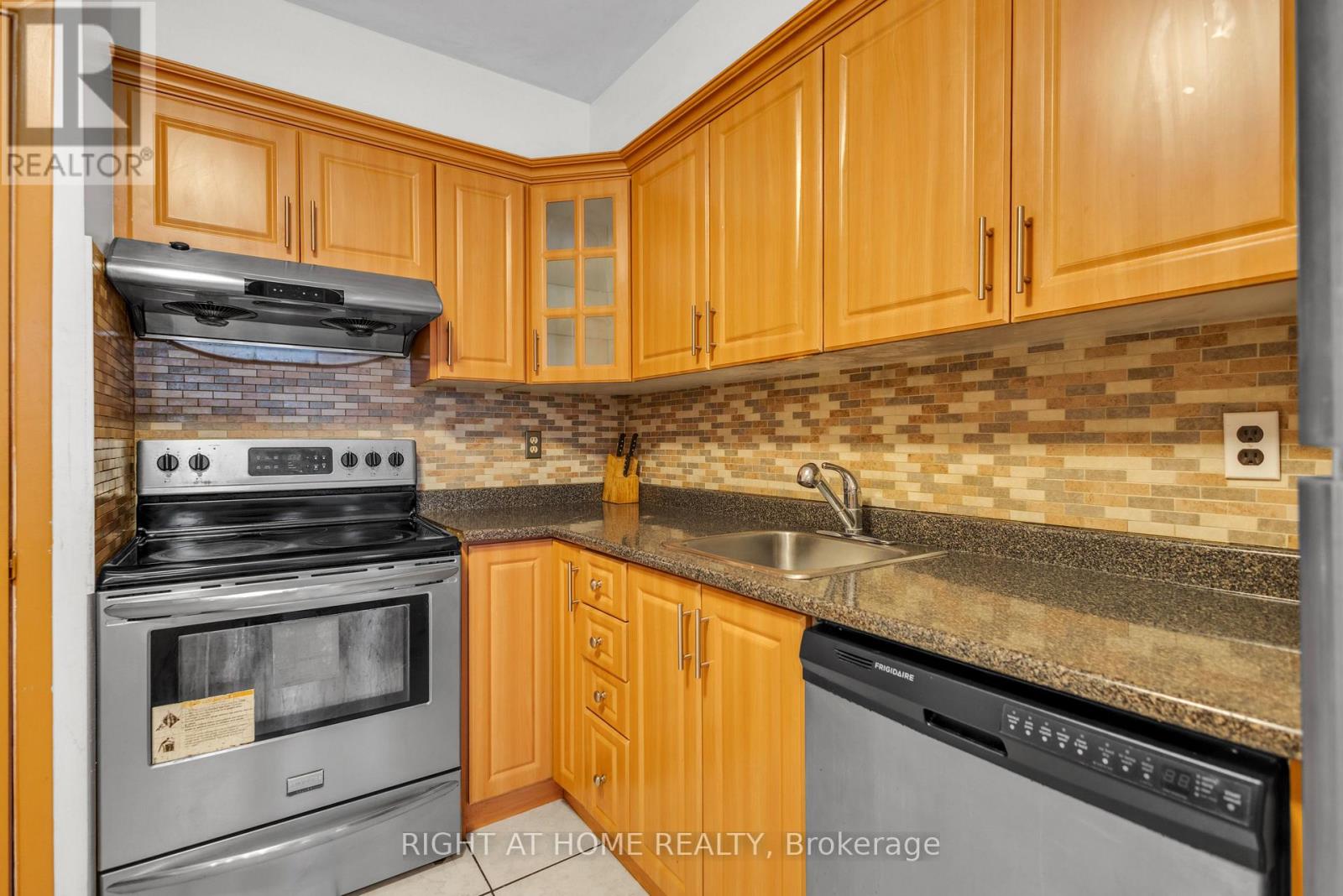 #15 - 41 Mississauga Valley Boulevard, Mississauga, Ontario L5A 3N5 - Photo 16 - W12608202