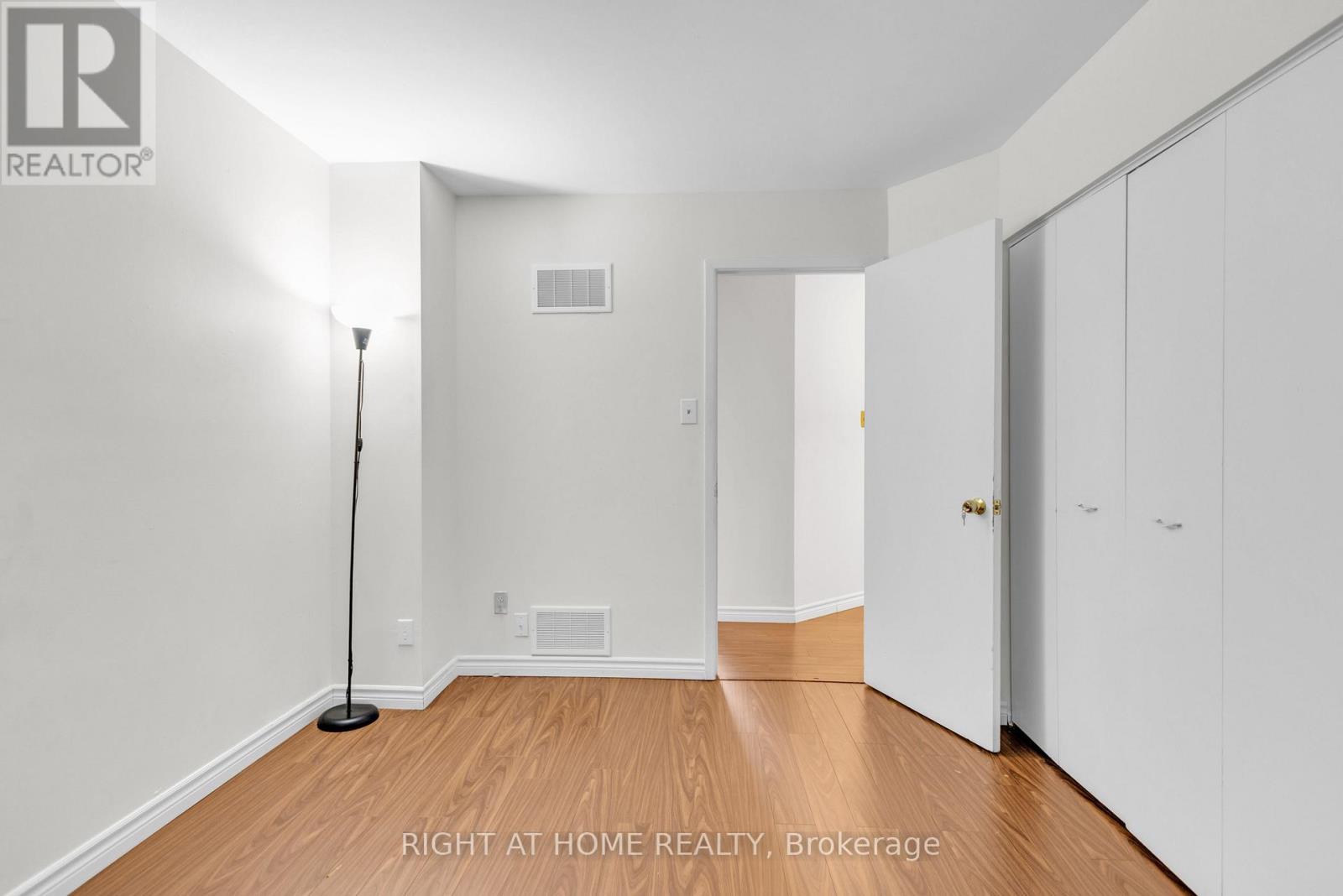 #15 - 41 Mississauga Valley Boulevard, Mississauga, Ontario L5A 3N5 - Photo 23 - W12608202