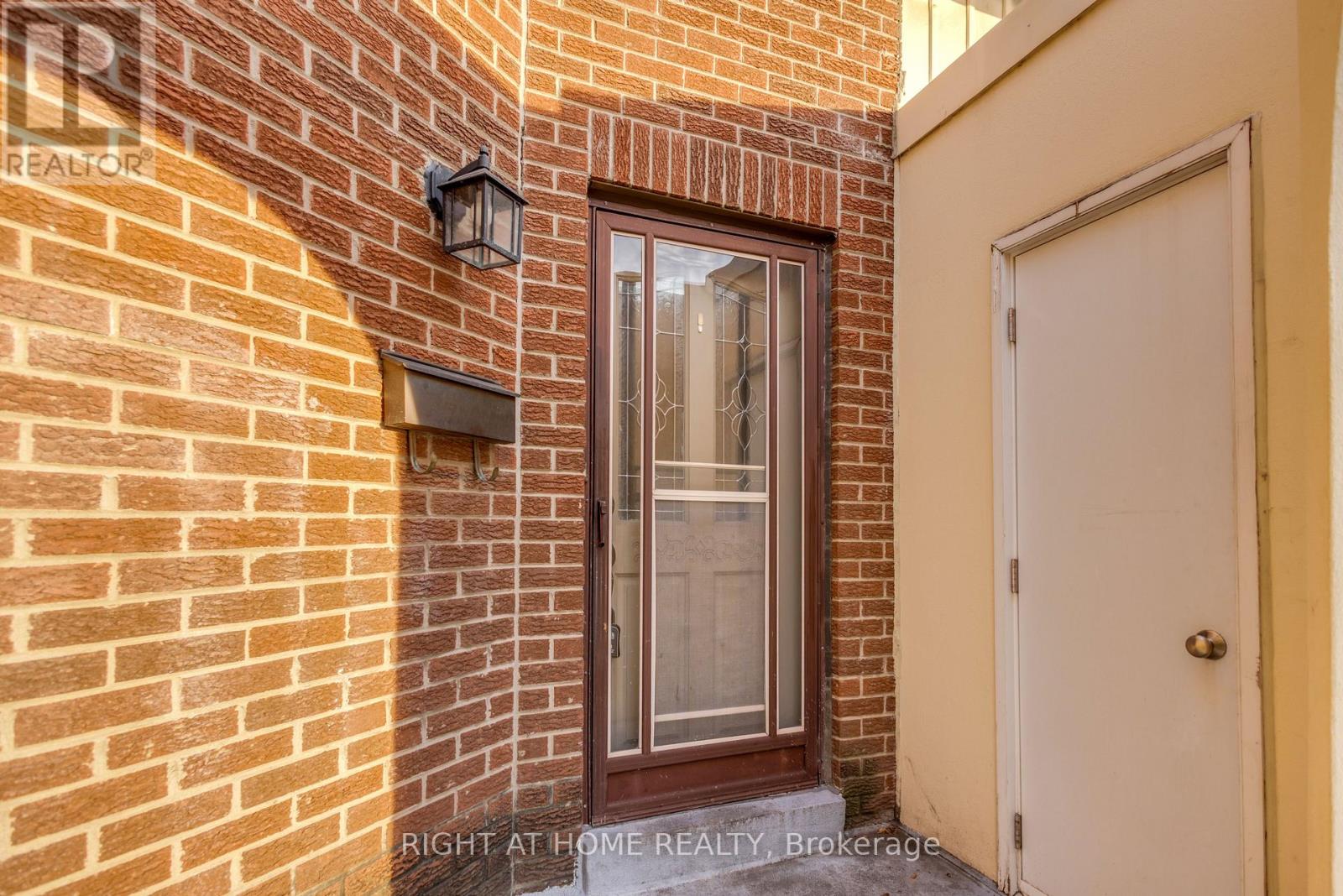 #15 - 41 Mississauga Valley Boulevard, Mississauga, Ontario L5A 3N5 - Photo 6 - W12608202