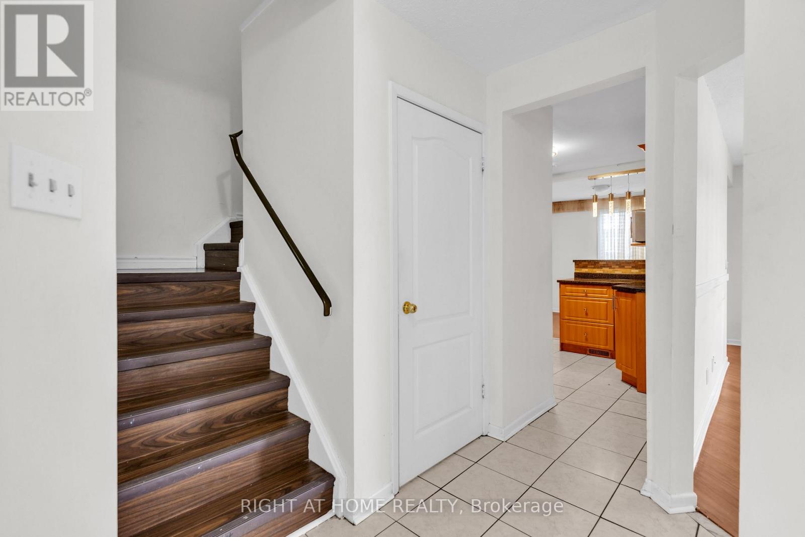 #15 - 41 Mississauga Valley Boulevard, Mississauga, Ontario L5A 3N5 - Photo 8 - W12608202