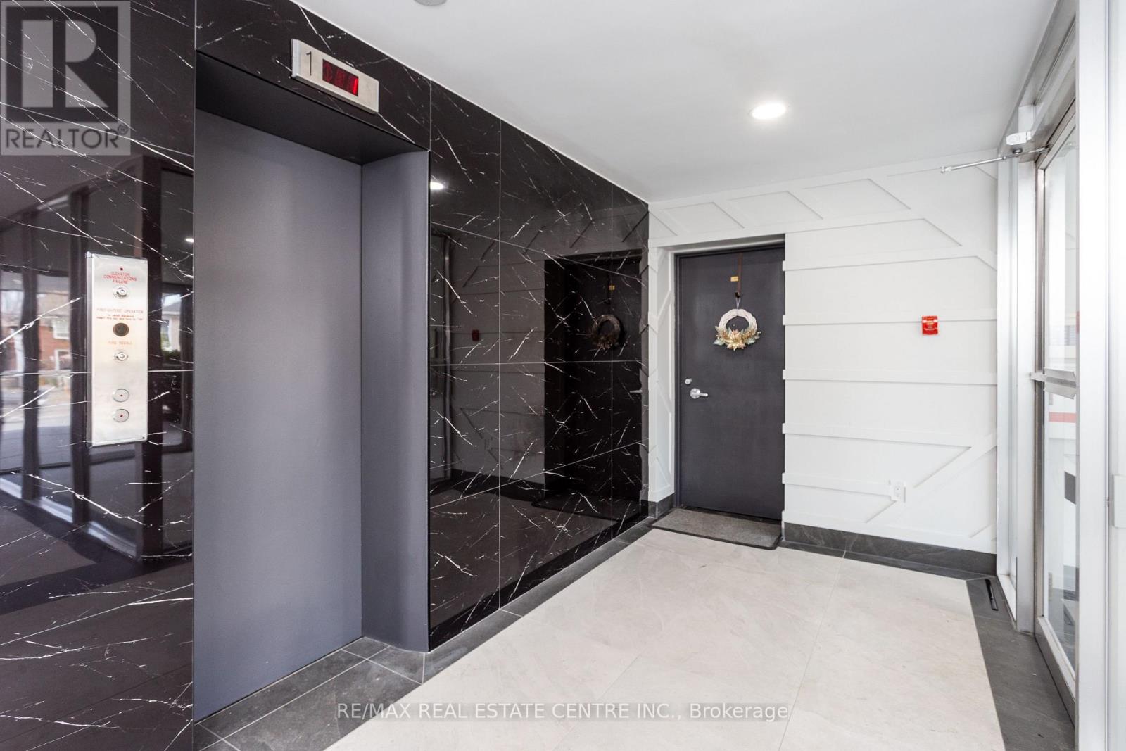 105 - 371 LAKESHORE ROAD W, Mississauga, Ontario