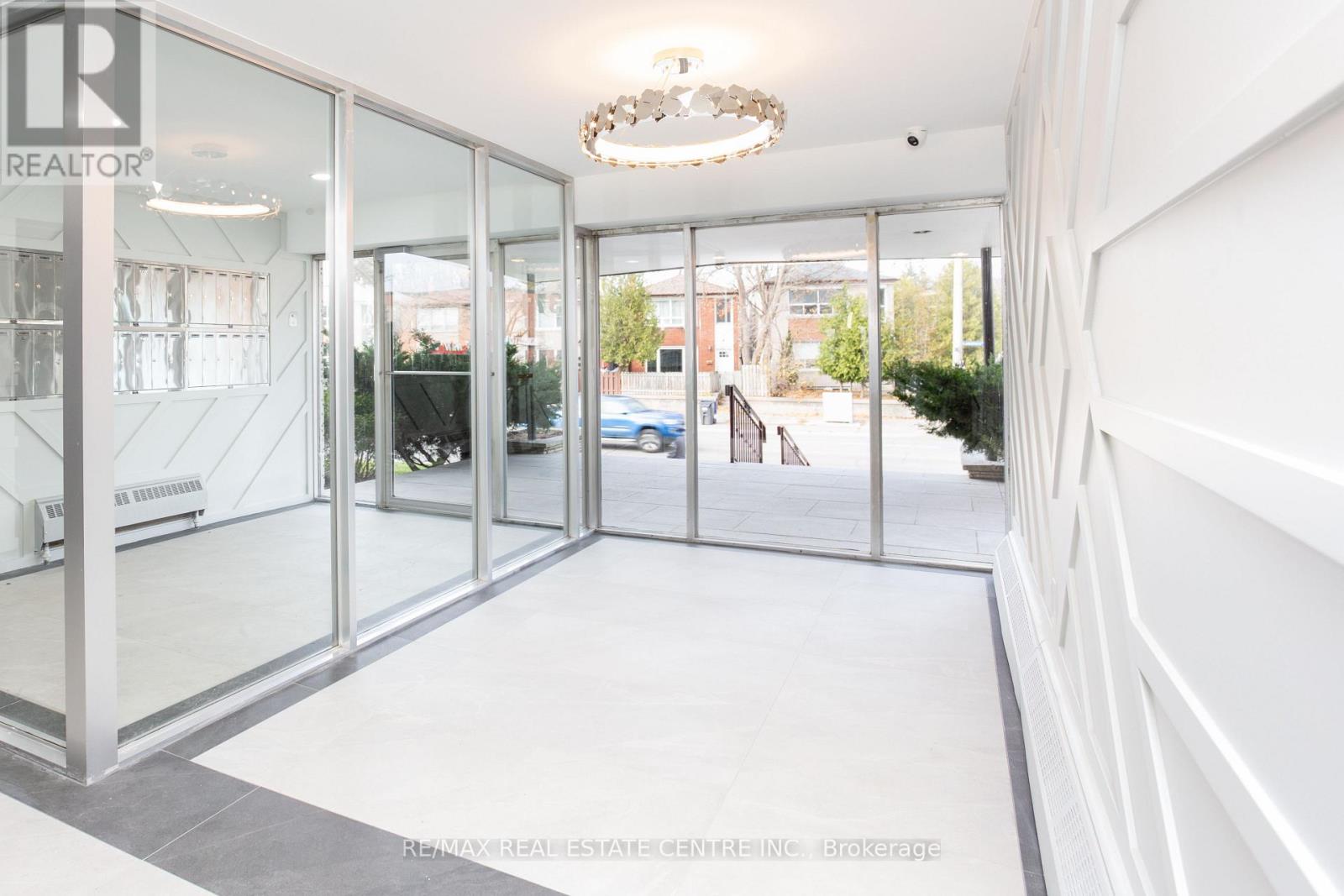 105 - 371 Lakeshore Road W, Mississauga, Ontario  L5H 1H4 - Photo 2 - W12608230