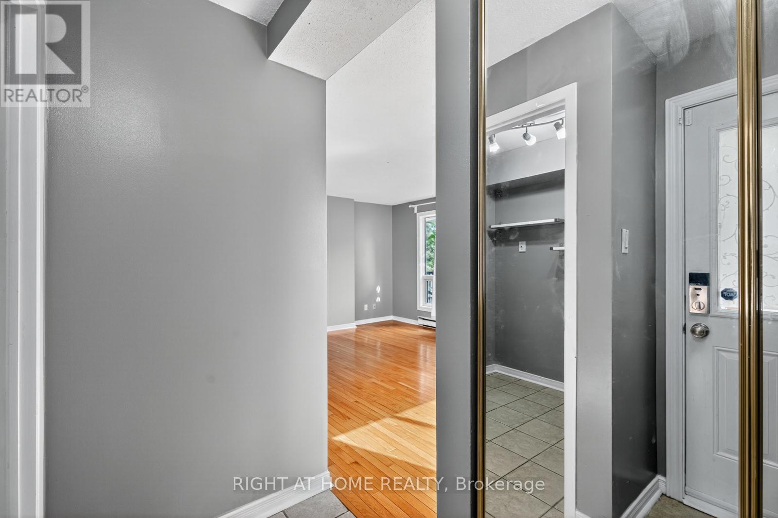 606 Tanguay Court, Ottawa, Ontario K2L 3X3 - Photo 4 - X12608236