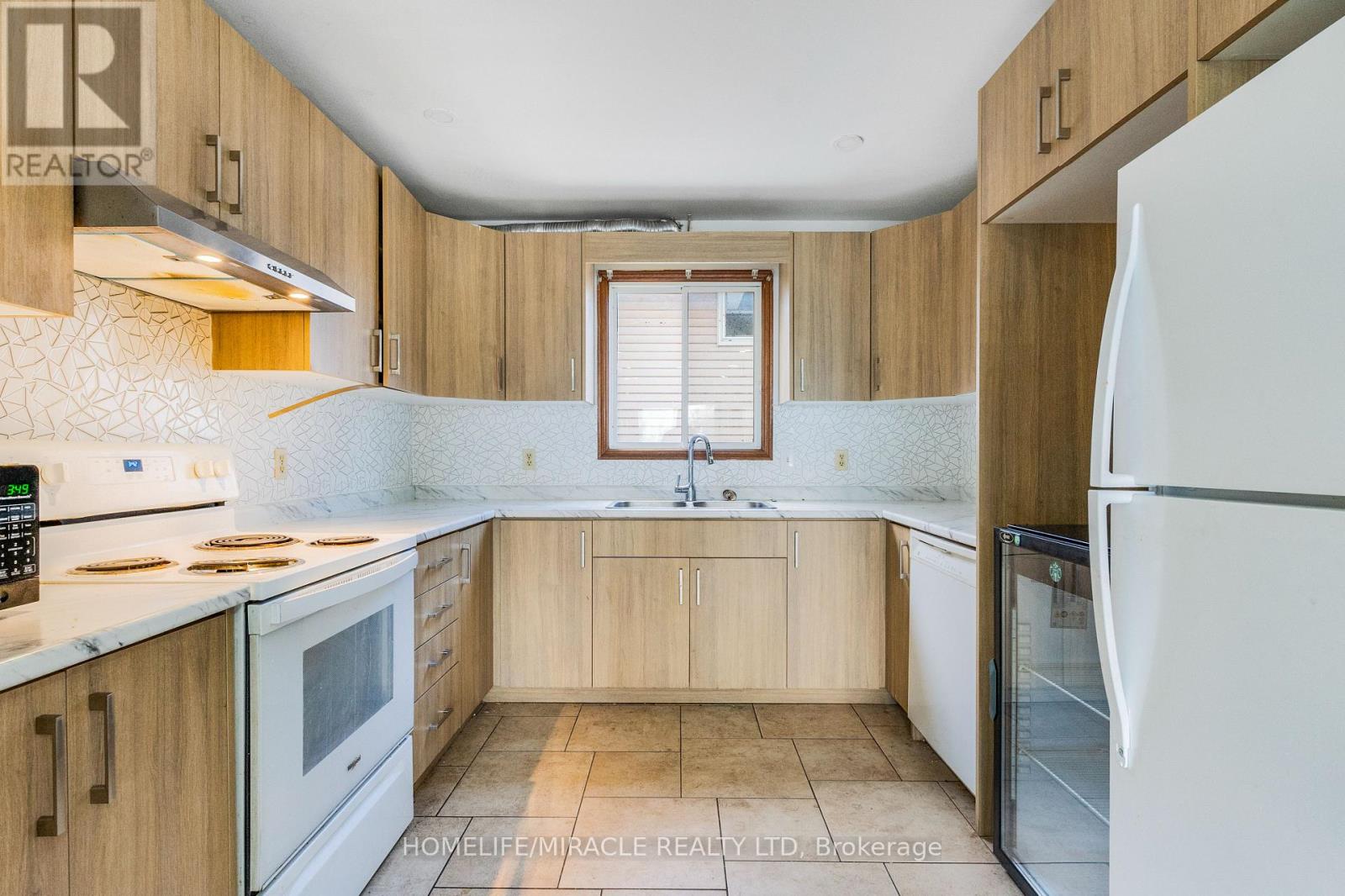 4 Eastwood Drive, Welland, Ontario L3C 6W3 - Photo 13 - X12608070