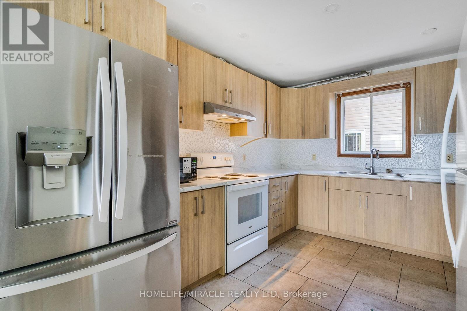 4 Eastwood Drive, Welland, Ontario L3C 6W3 - Photo 14 - X12608070