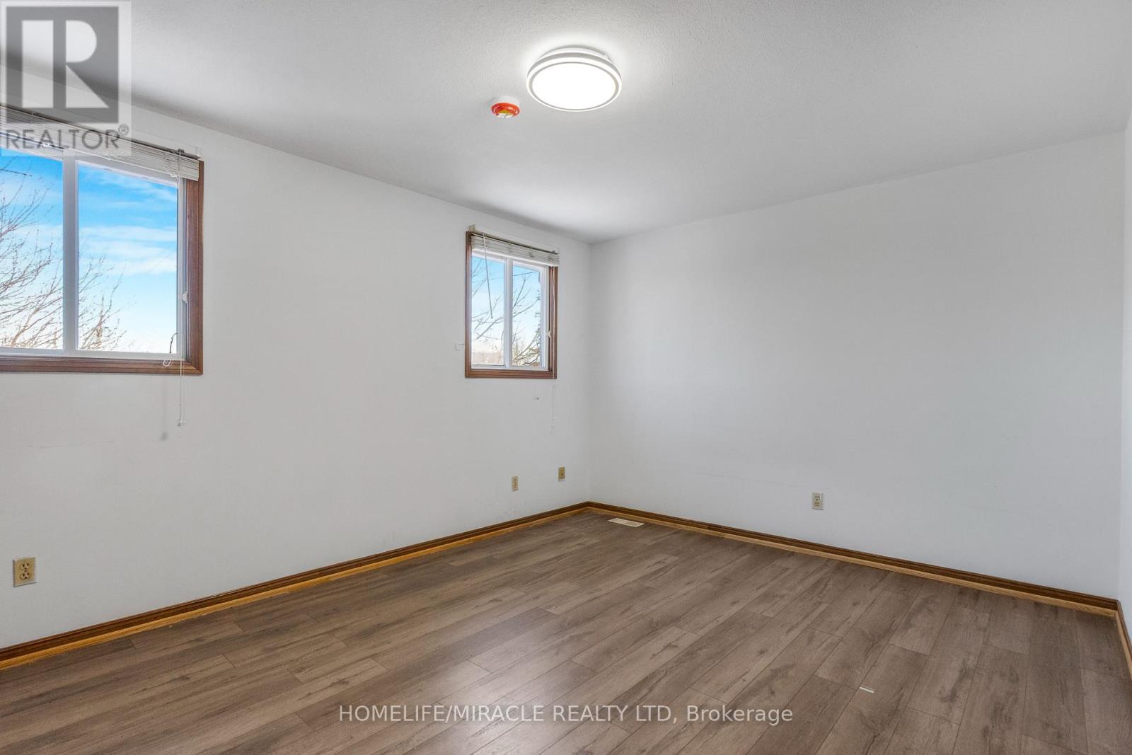 4 Eastwood Drive, Welland, Ontario L3C 6W3 - Photo 17 - X12608070