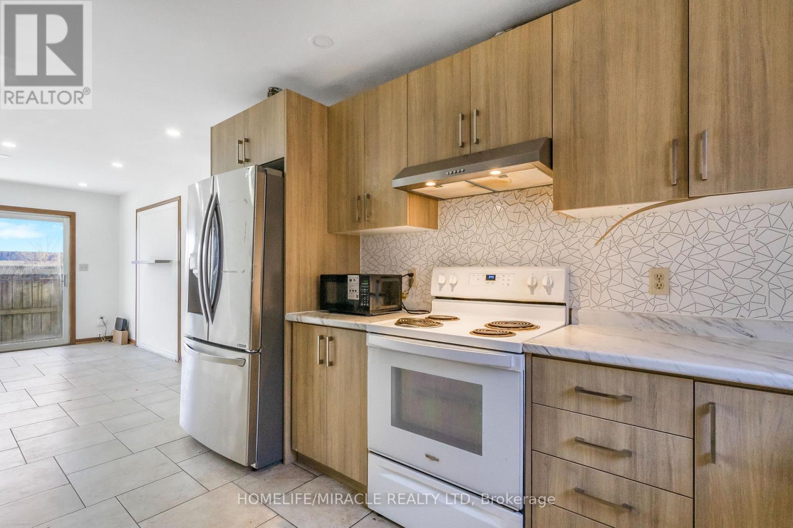 4 Eastwood Drive, Welland, Ontario L3C 6W3 - Photo 15 - X12608070