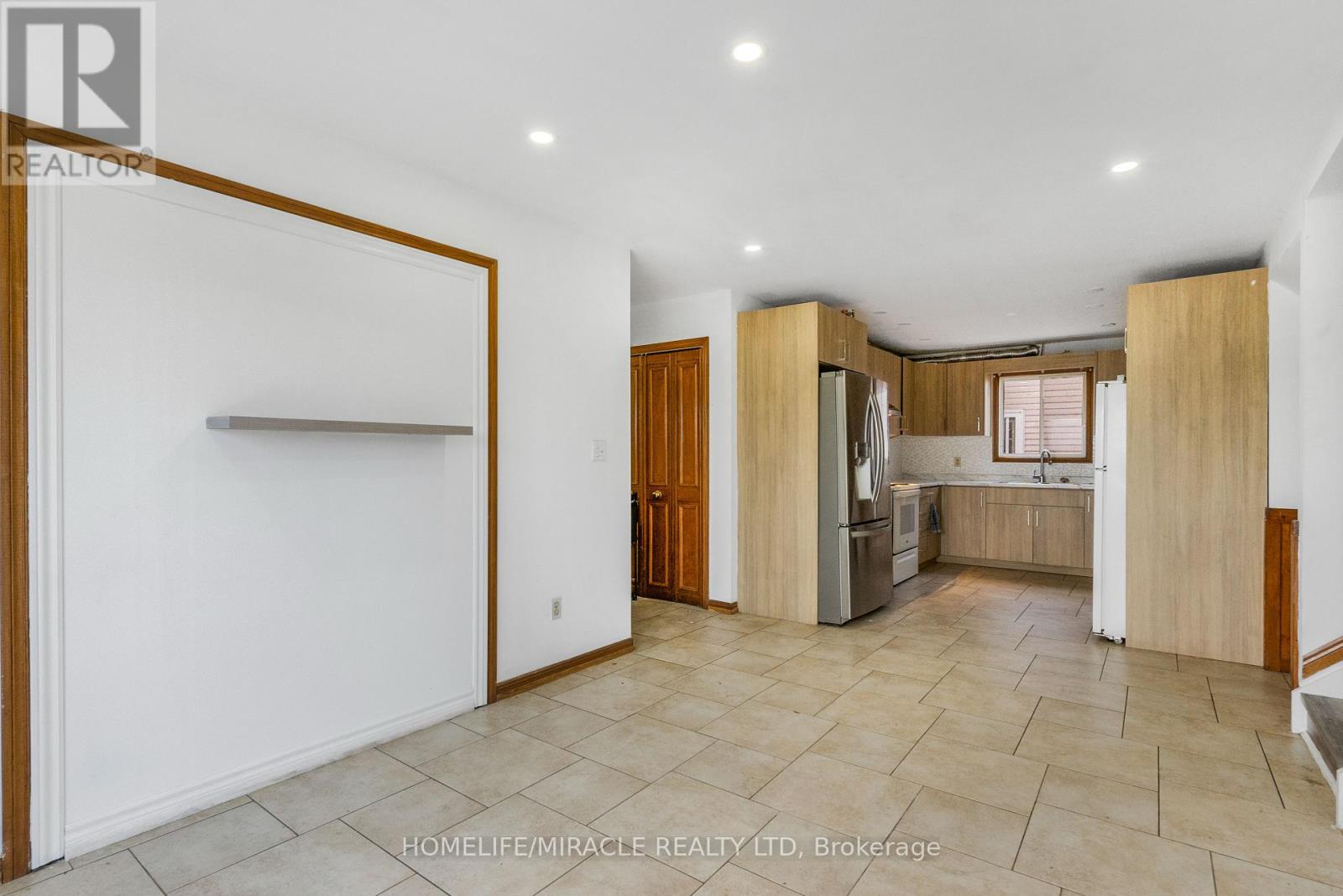 4 Eastwood Drive, Welland, Ontario L3C 6W3 - Photo 10 - X12608070