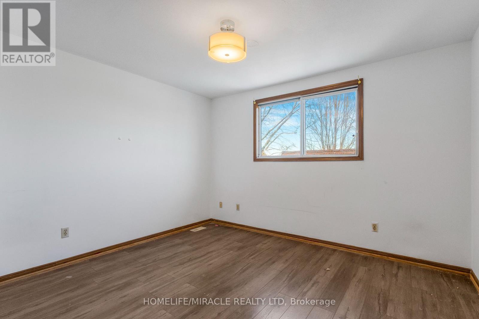 4 Eastwood Drive, Welland, Ontario L3C 6W3 - Photo 19 - X12608070