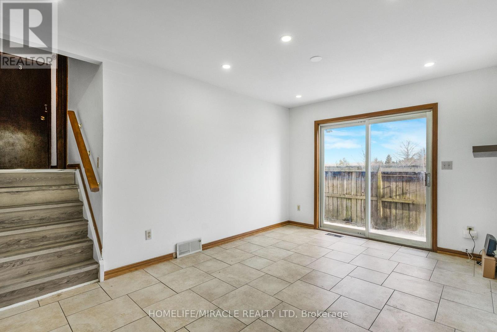 4 Eastwood Drive, Welland, Ontario L3C 6W3 - Photo 8 - X12608070