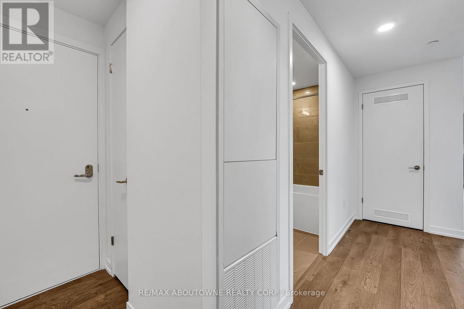 517 - 251 Masonry Way, Mississauga, Ontario  L5H 0B2 - Photo 8 - W12608256