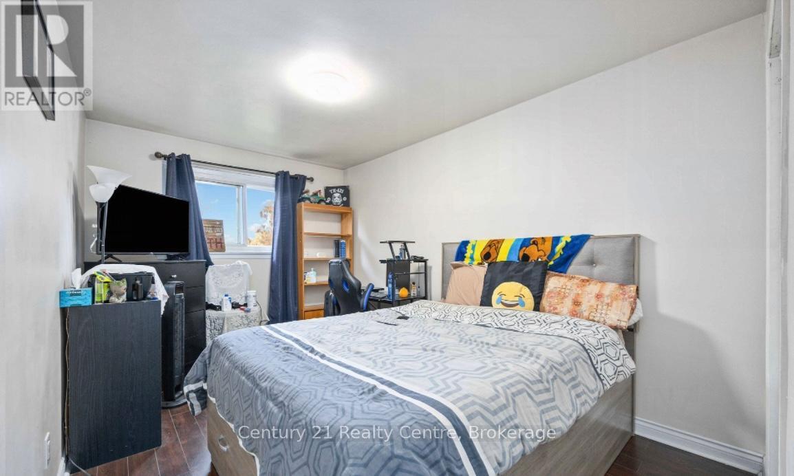 Main Floor - 3073 Ireson Court, Mississauga, Ontario  L4T 1N7 - Photo 10 - W12608260