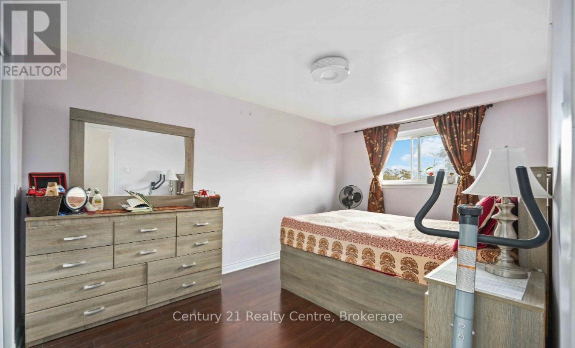 Main Floor - 3073 Ireson Court, Mississauga, Ontario  L4T 1N7 - Photo 11 - W12608260