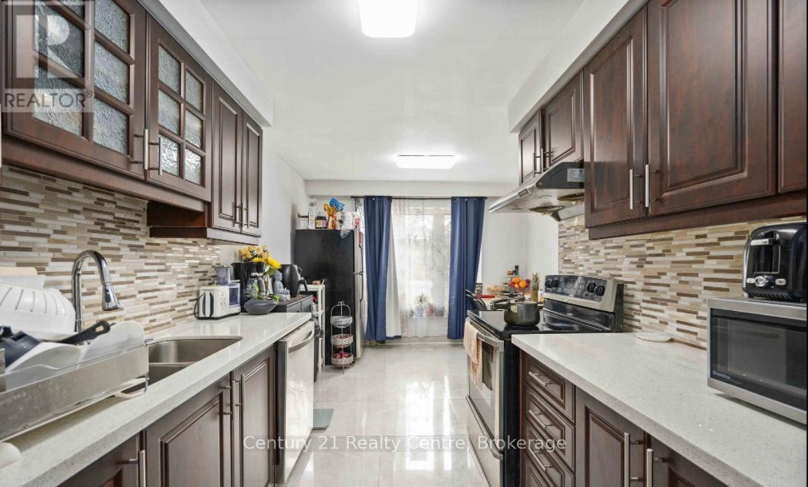 Main Floor - 3073 Ireson Court, Mississauga, Ontario  L4T 1N7 - Photo 7 - W12608260