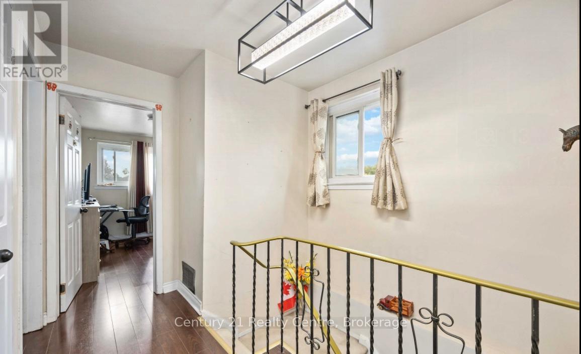 Main Floor - 3073 Ireson Court, Mississauga, Ontario  L4T 1N7 - Photo 9 - W12608260