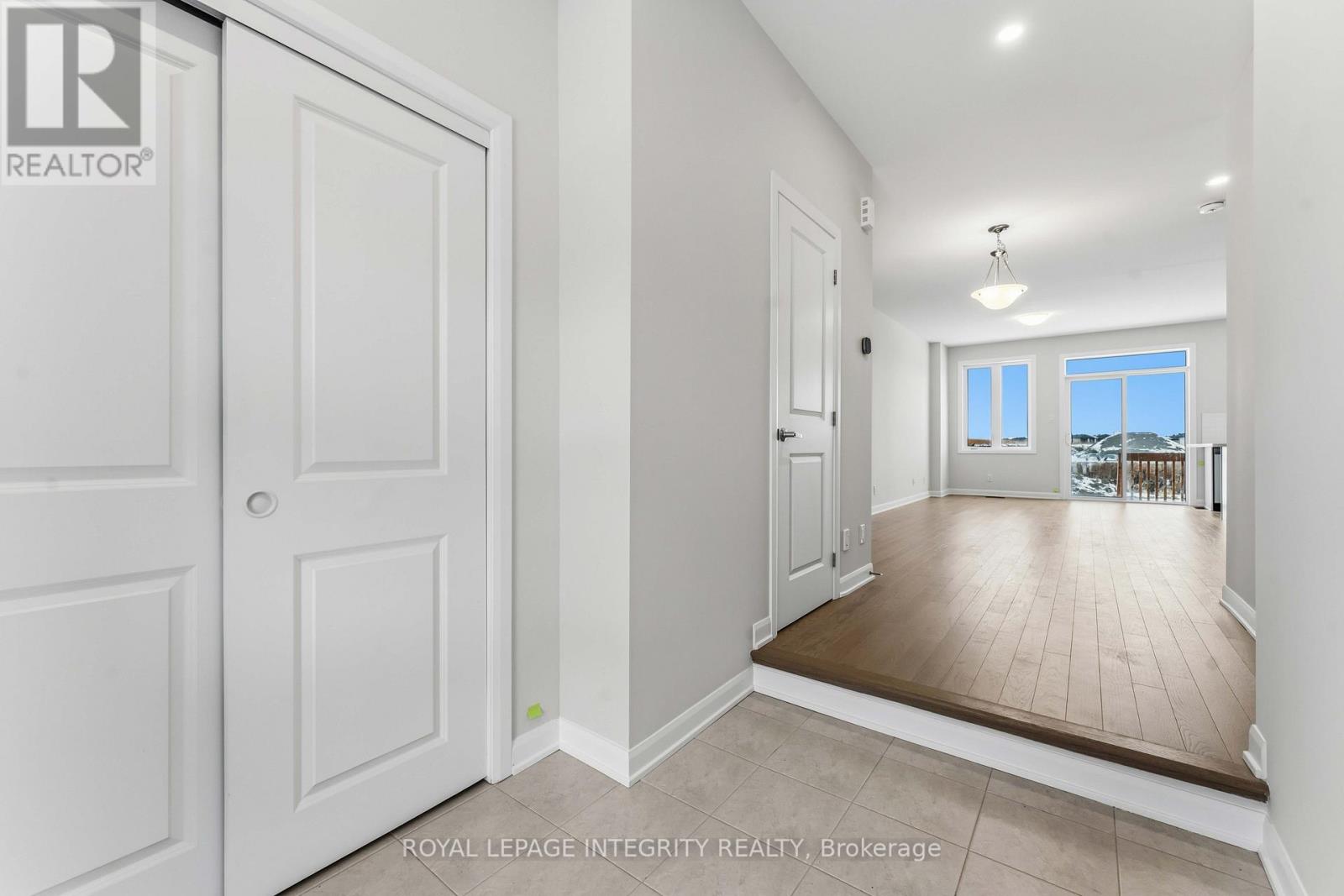 714 Fairline Row, Ottawa, Ontario K2V 0V6 - Photo 2 - X12608274