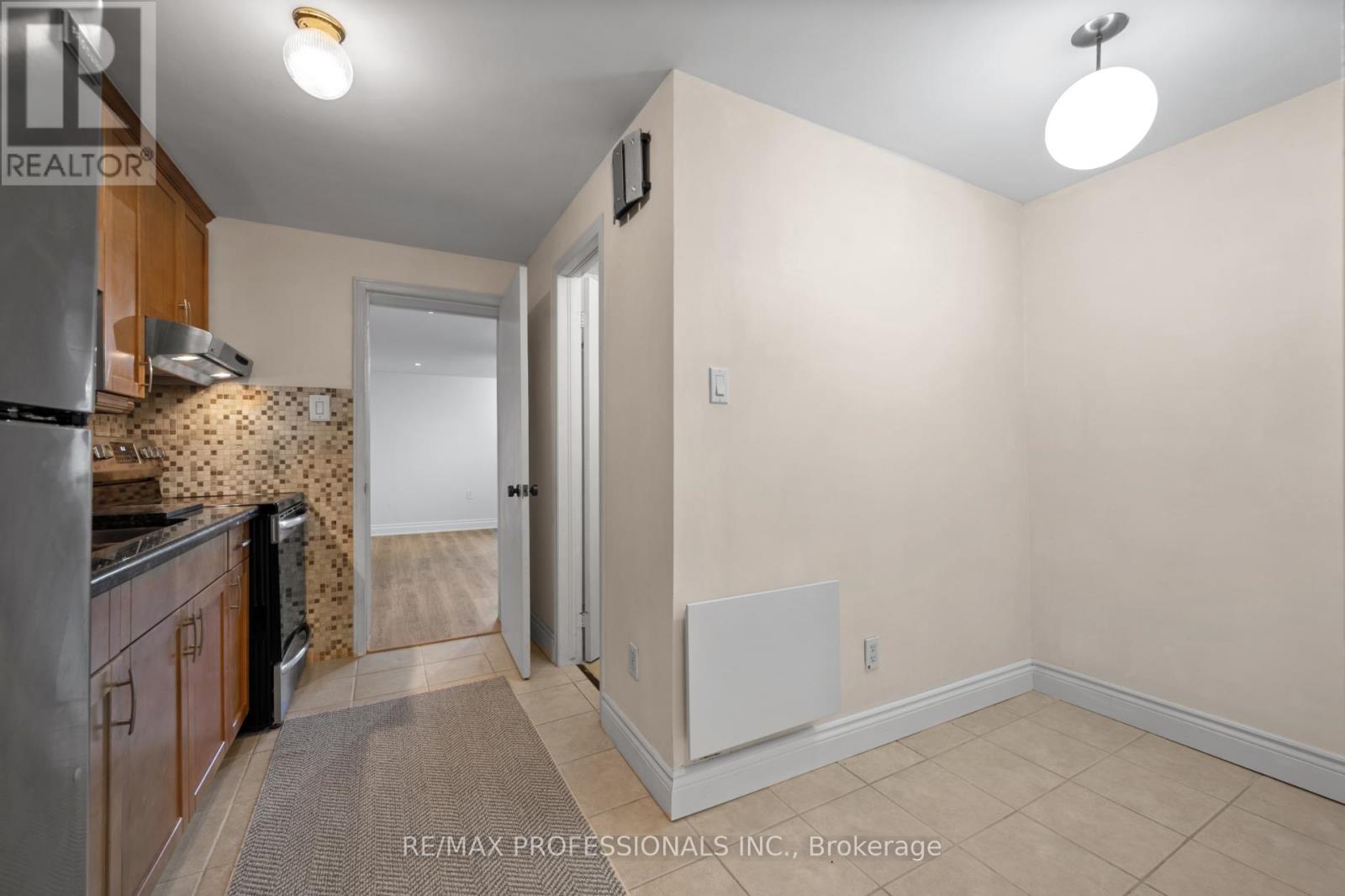 Lower - 172 Humbercrest Boulevard, Toronto (Runnymede-Bloor West Village), Ontario  M6S 4L3 - Photo 10 - W12608264