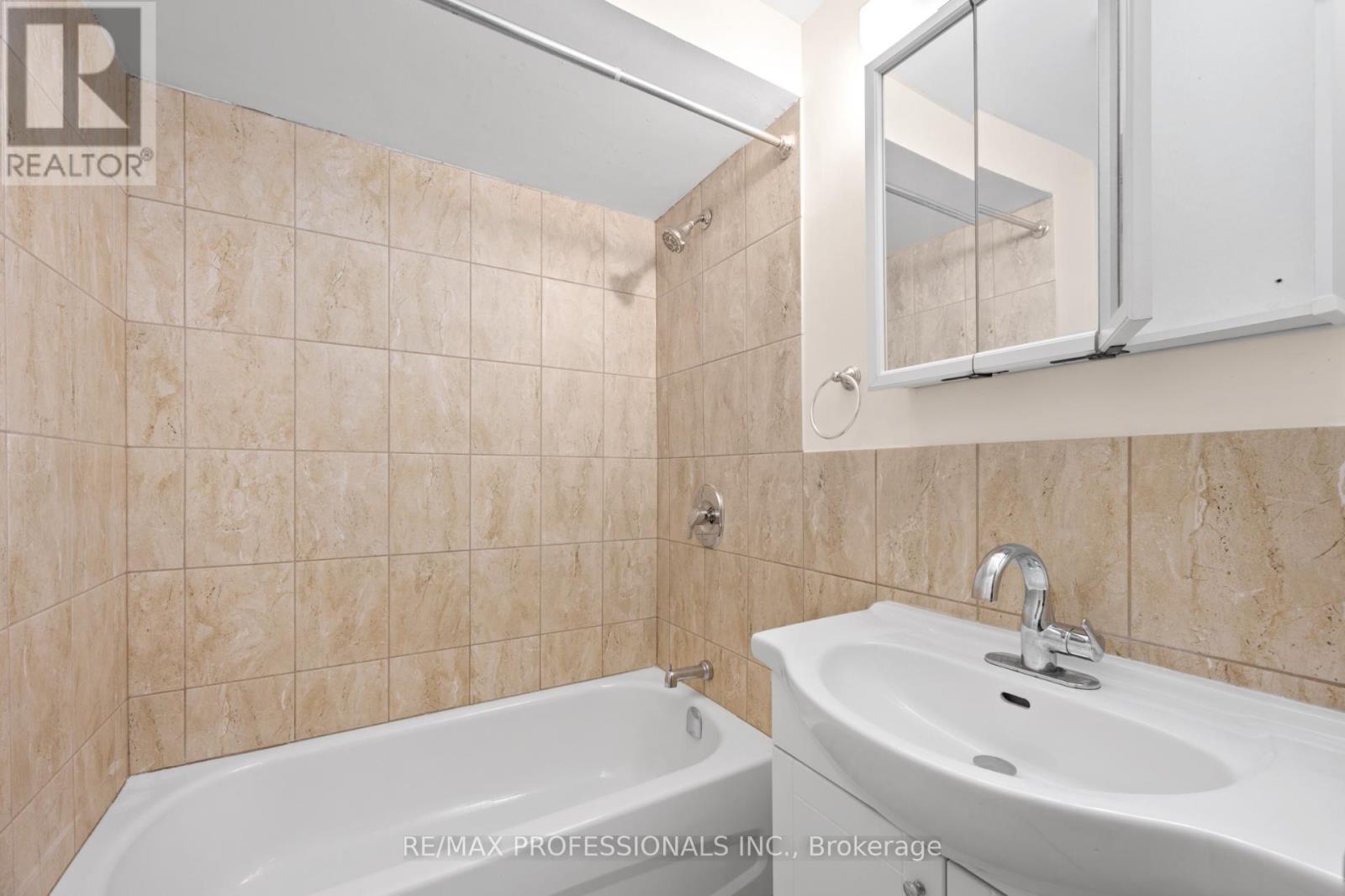 Lower - 172 Humbercrest Boulevard, Toronto (Runnymede-Bloor West Village), Ontario  M6S 4L3 - Photo 12 - W12608264