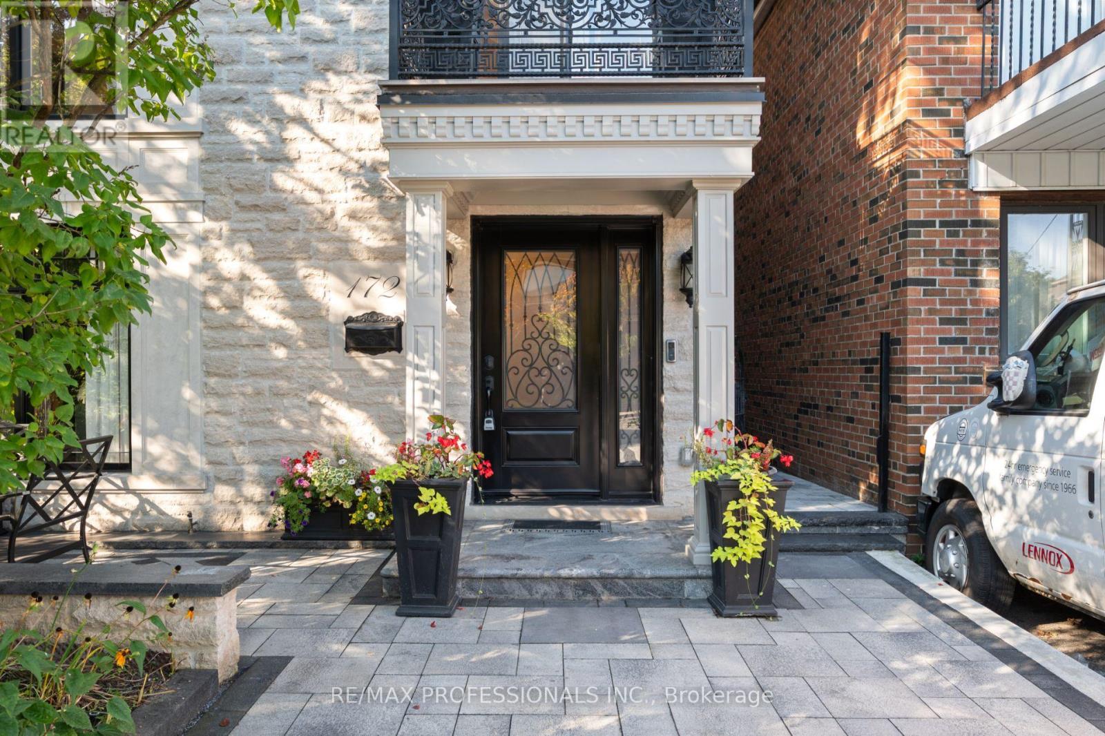 Lower - 172 Humbercrest Boulevard, Toronto (Runnymede-Bloor West Village), Ontario  M6S 4L3 - Photo 2 - W12608264