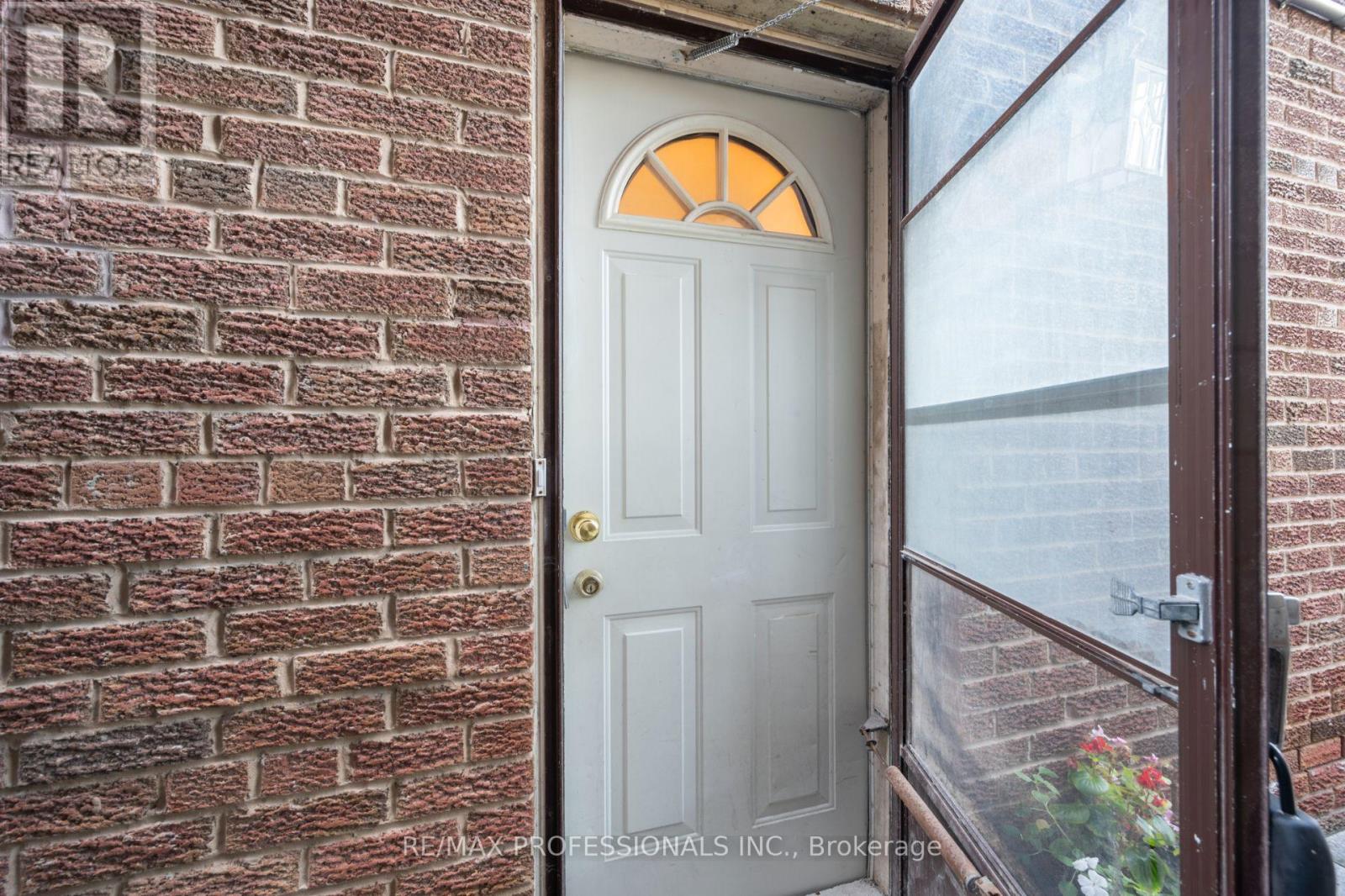 Lower - 172 Humbercrest Boulevard, Toronto (Runnymede-Bloor West Village), Ontario  M6S 4L3 - Photo 3 - W12608264