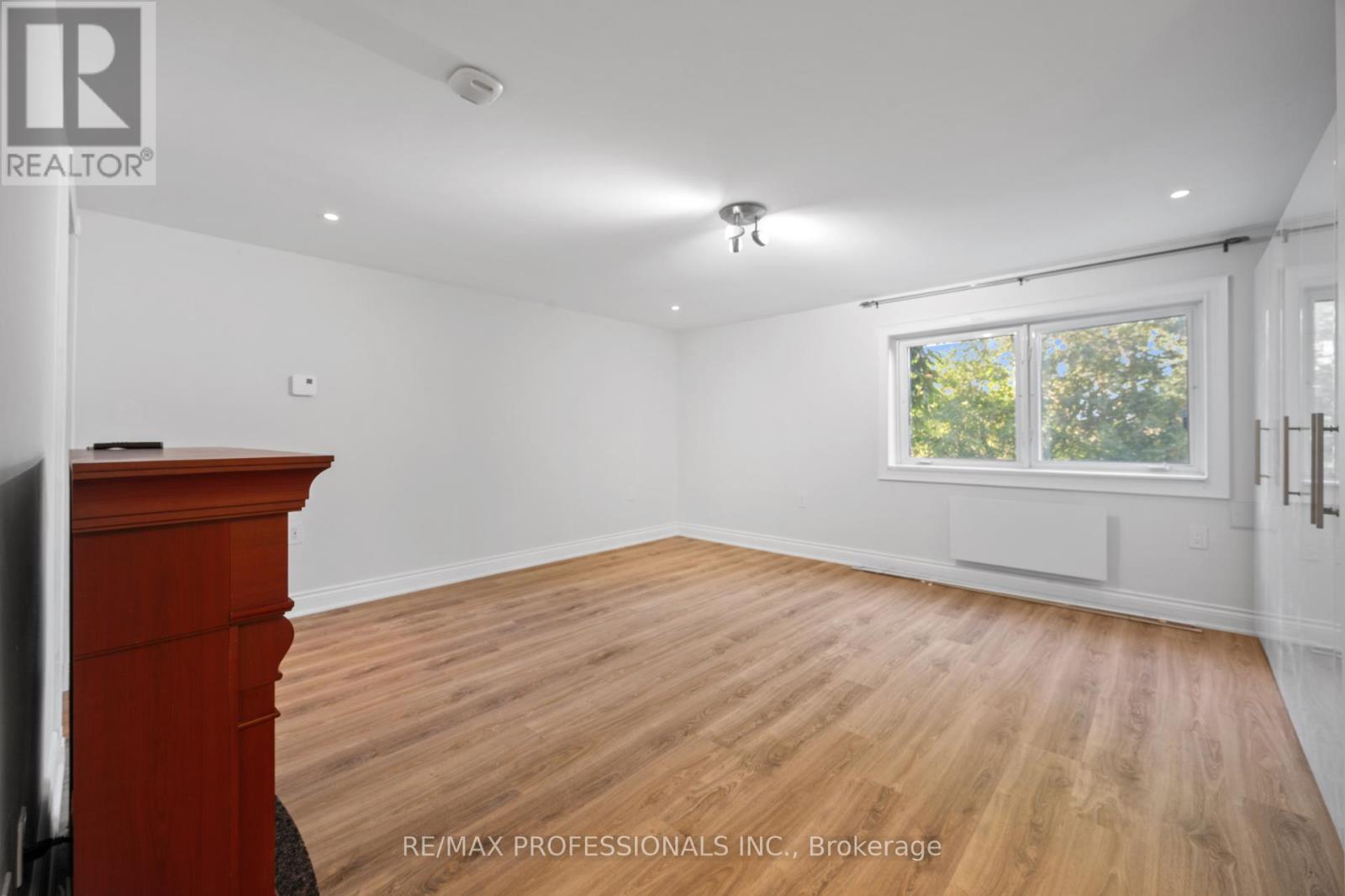 Lower - 172 Humbercrest Boulevard, Toronto (Runnymede-Bloor West Village), Ontario  M6S 4L3 - Photo 4 - W12608264