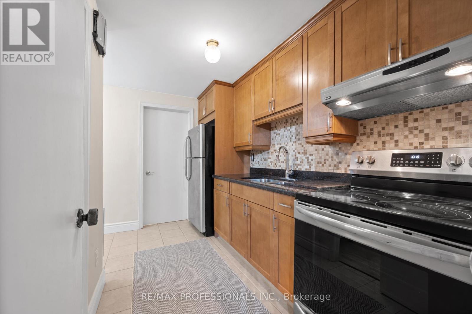 Lower - 172 Humbercrest Boulevard, Toronto (Runnymede-Bloor West Village), Ontario  M6S 4L3 - Photo 8 - W12608264