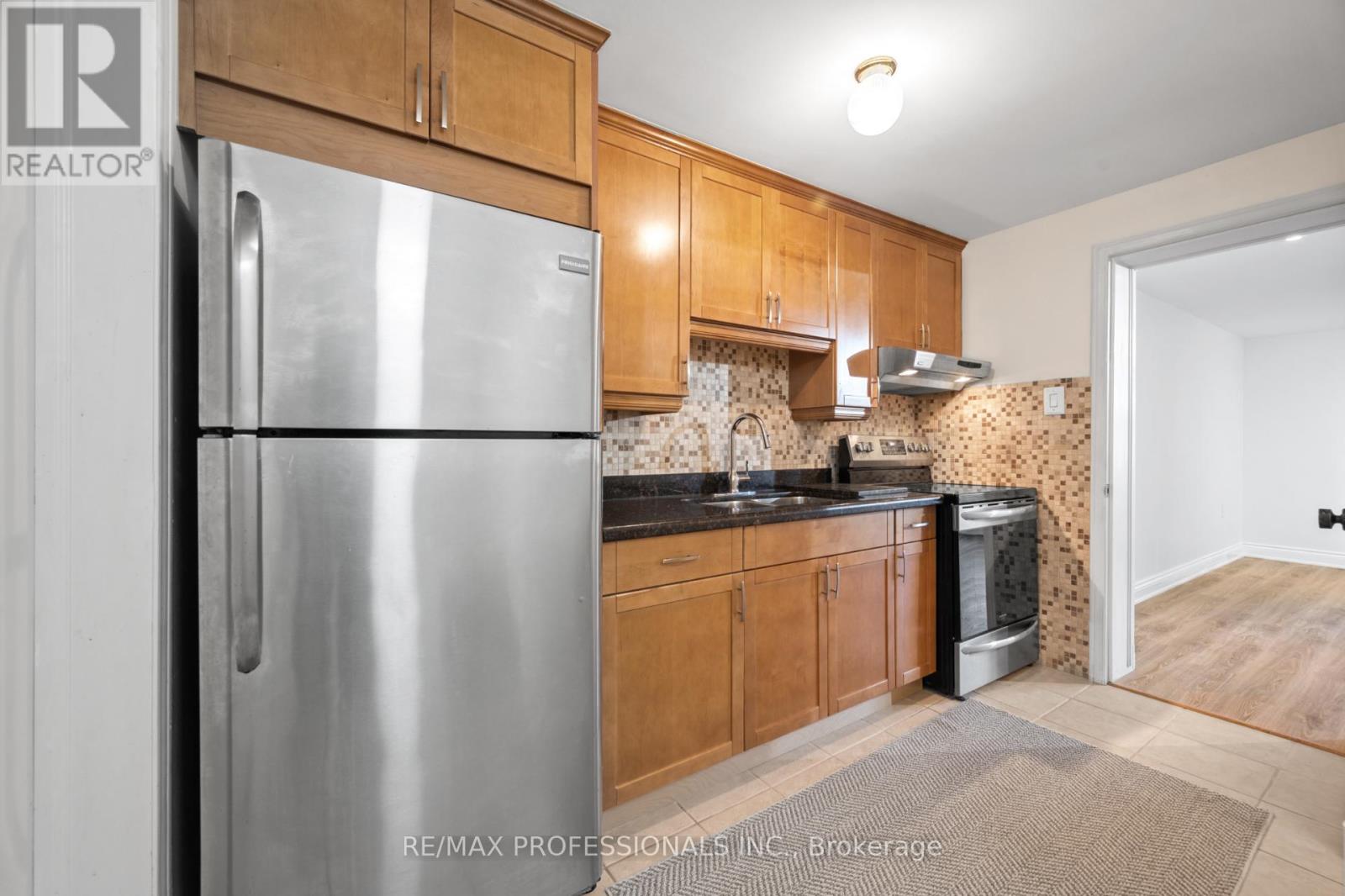 Lower - 172 Humbercrest Boulevard, Toronto (Runnymede-Bloor West Village), Ontario  M6S 4L3 - Photo 9 - W12608264