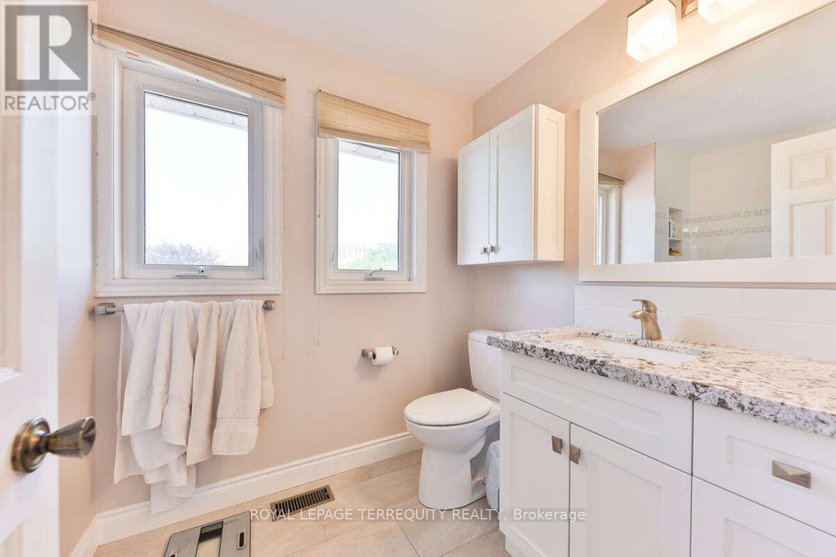 5275 Thornwood Drive, Mississauga, Ontario L4Z 3J3 - Photo 32 - W12608276