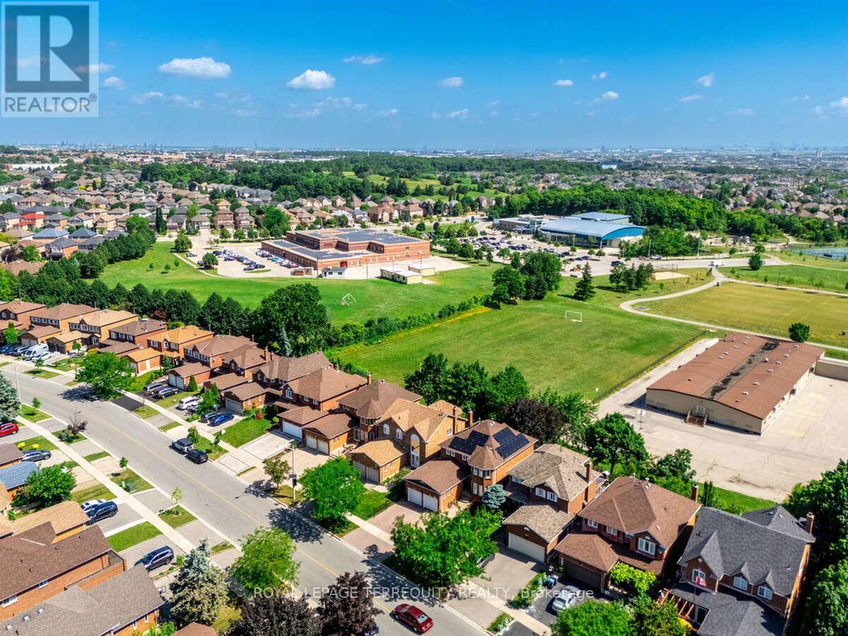 5275 Thornwood Drive, Mississauga, Ontario L4Z 3J3 - Photo 4 - W12608276