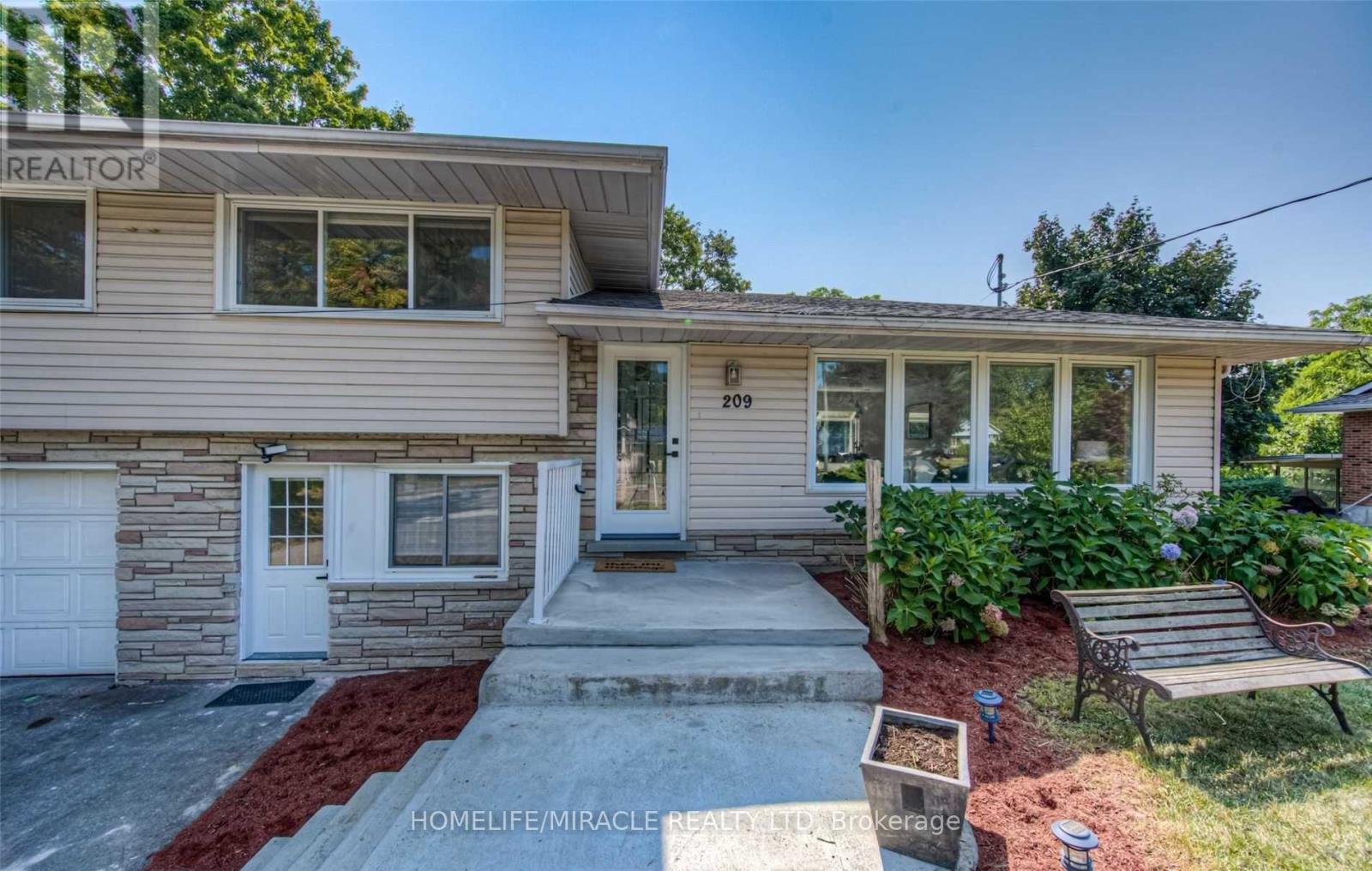 Upper - 209 Greenbrook Drive, Kitchener, Ontario N2M 4J9 - Photo 3 - X12608278