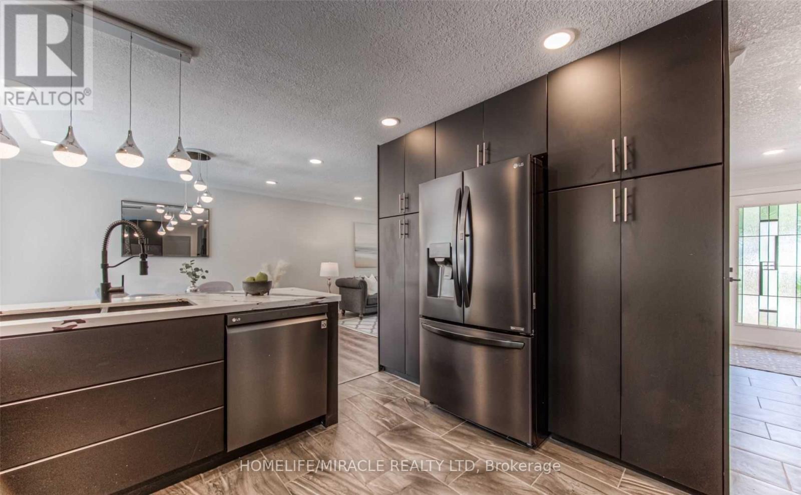 Upper - 209 Greenbrook Drive, Kitchener, Ontario N2M 4J9 - Photo 9 - X12608278