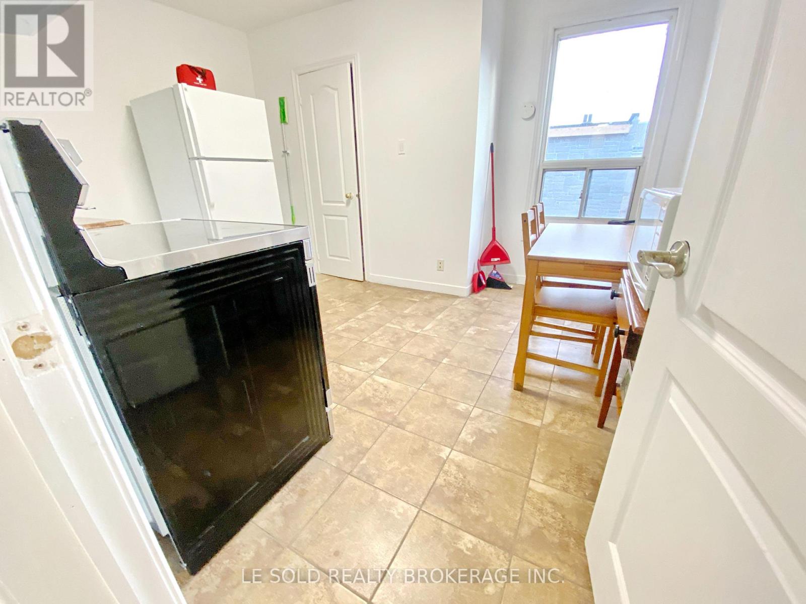 Room 202 - 81 Hallam Street, Toronto, Ontario  M6H 1W7 - Photo 4 - W12607234