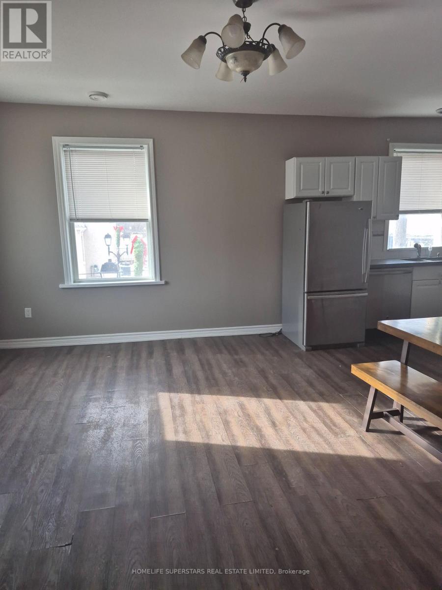 37 Main Street S, Newmarket, Ontario  L3Y 3Y3 - Photo 3 - N12608312