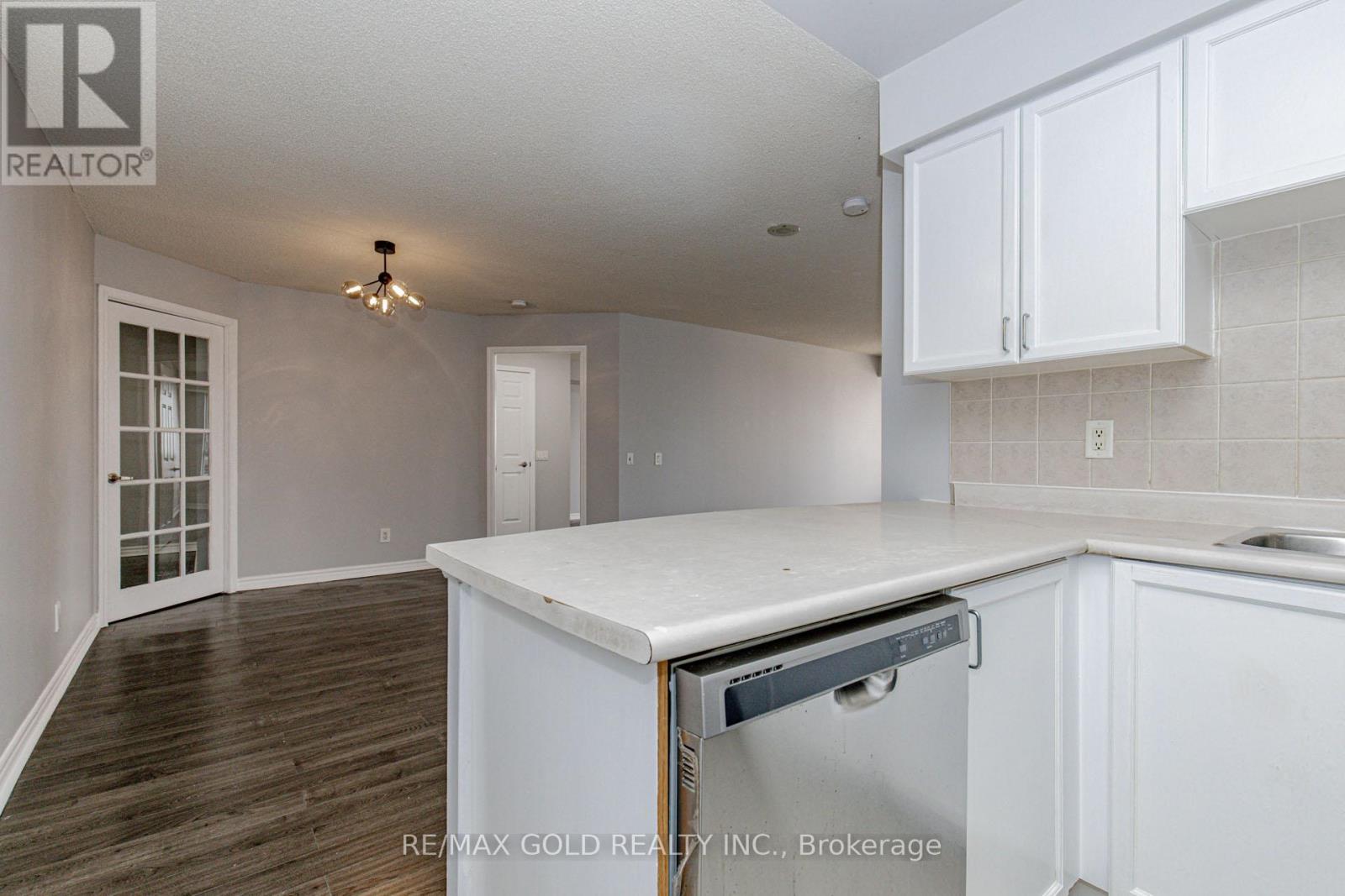 2119 - 25 Kingsbridge Garden, Mississauga, Ontario L5R 4B1 - Photo 26 - W12430332