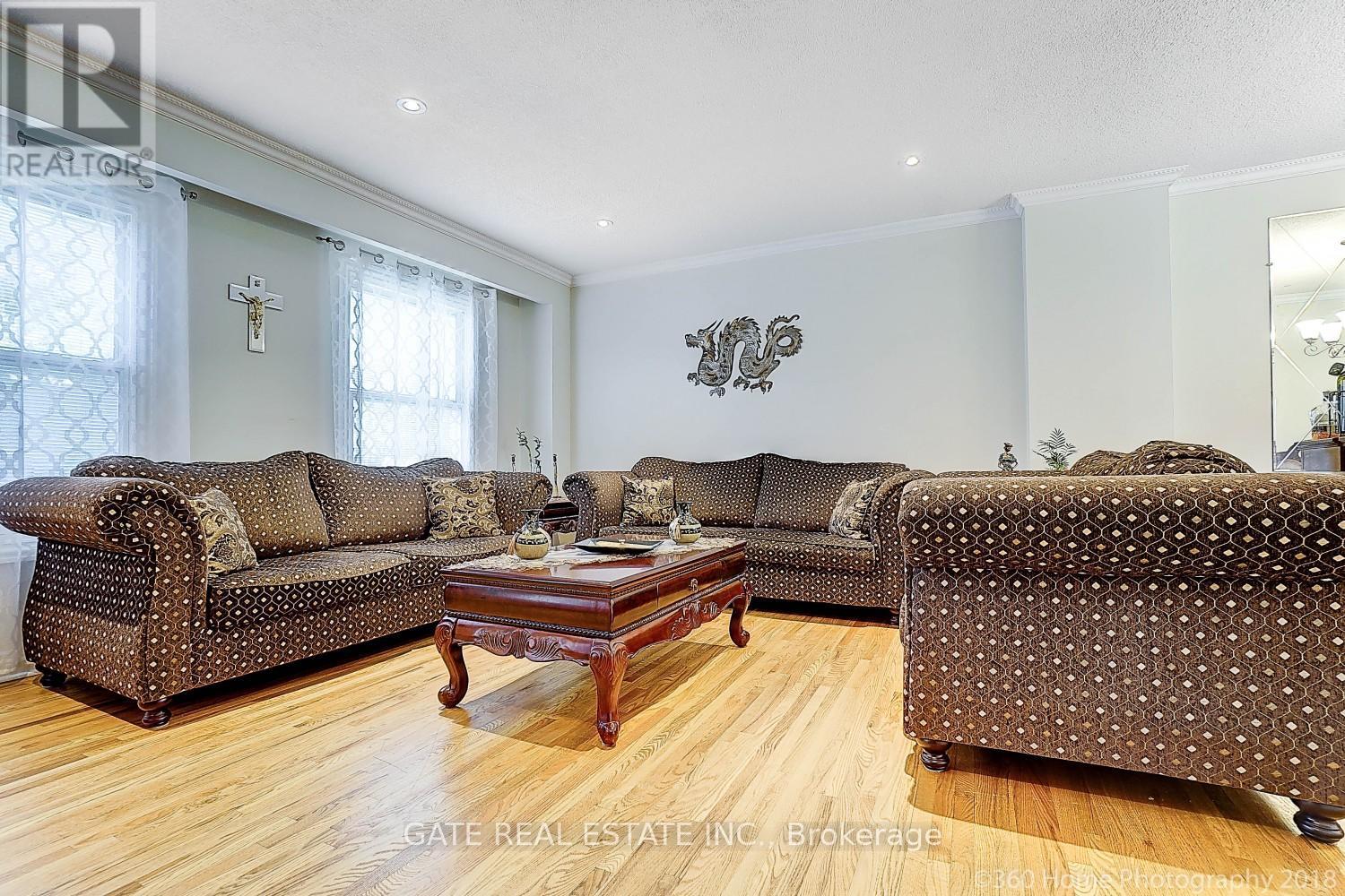 16 Massey Street, Brampton, Ontario L6S 2W1 - Photo 12 - W12608340