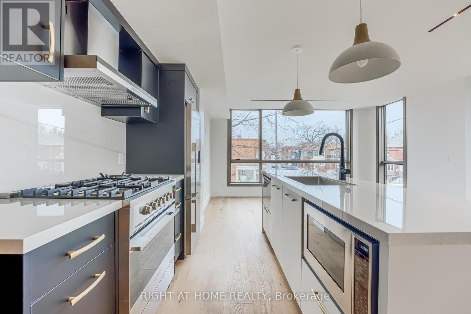 218 Jane Street, Toronto, Ontario M6S 3Y9 - Photo 12 - W12608346