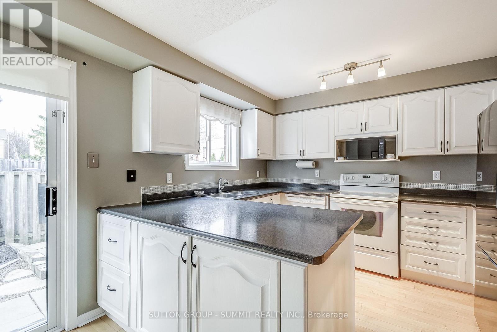 10 - 1425 Abbeywood Drive, Oakville, Ontario L6M 3R3 - Photo 19 - W12608352